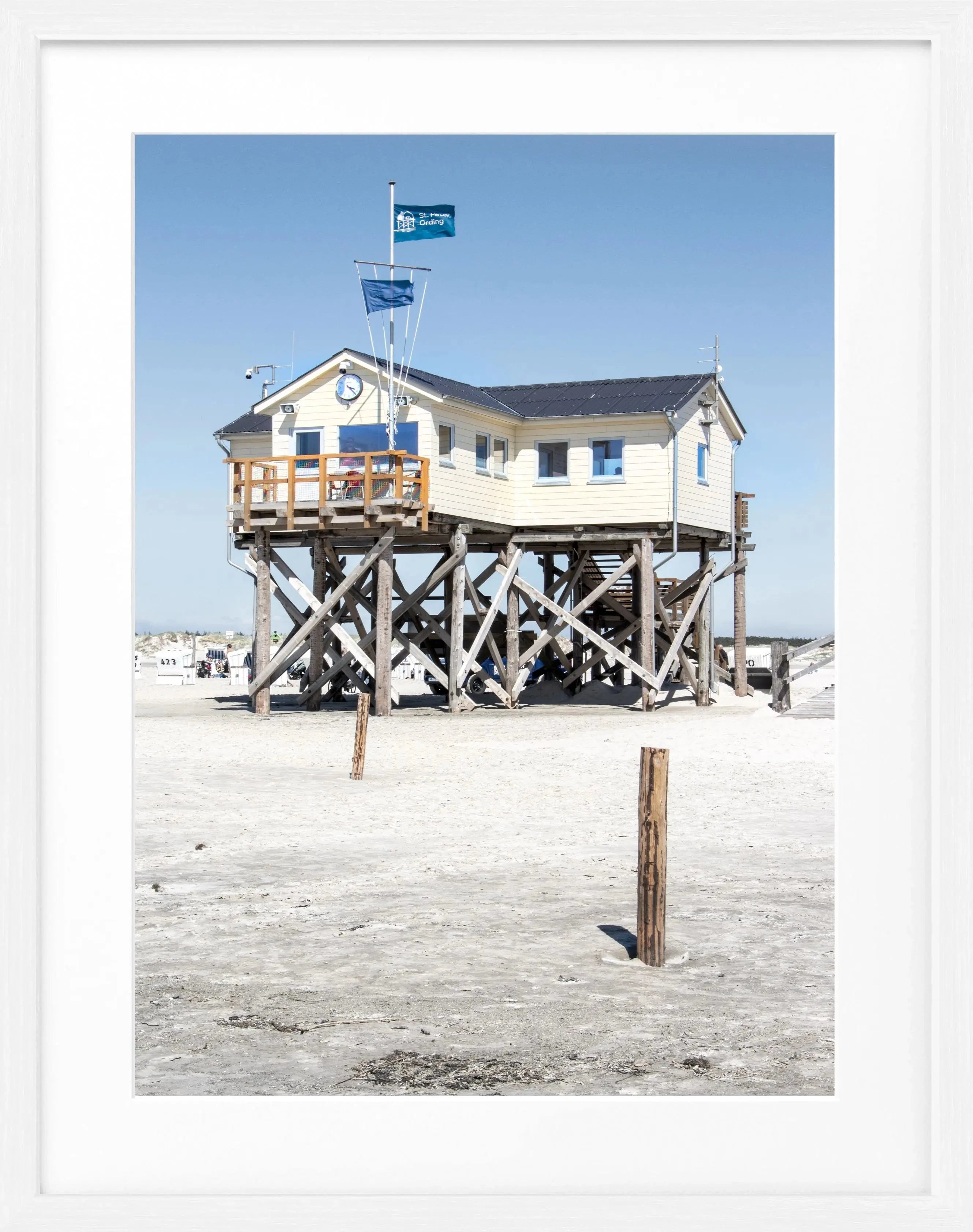 Schwarz-weiß Poster mit Rahmen von Cosman-Photocollection, Sankt Peter Ording Beach House Motiv, 25x31cm, dekoratives Wandbild
