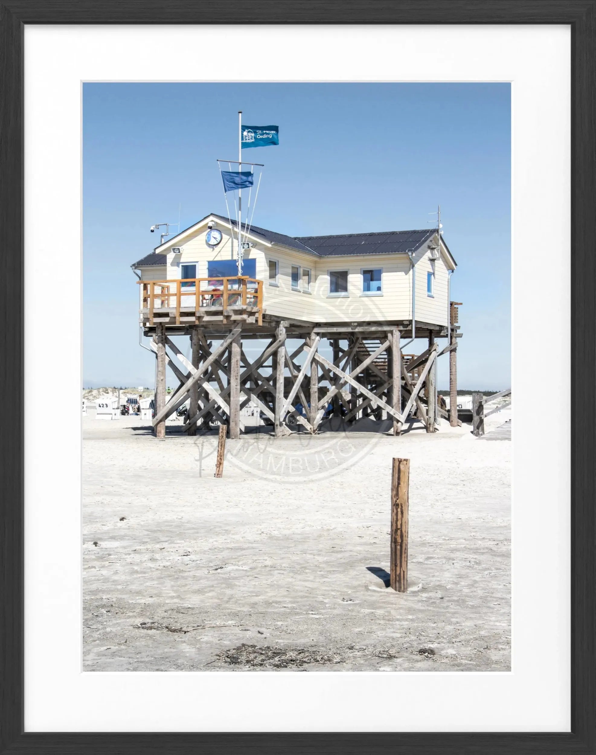 Schwarz-weiß Poster mit Rahmen von Cosman-Photocollection, Sankt Peter Ording "Beach House", 25x31cm, Motiv am Strand