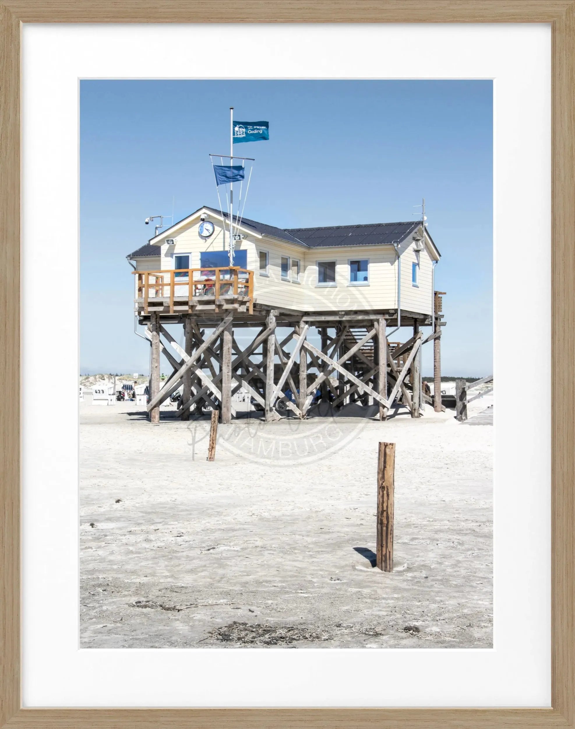 Schwarz-weiß Poster mit Rahmen von Cosman-Photocollection, Sankt Peter Ording Beach House Motiv, 25x31 cm