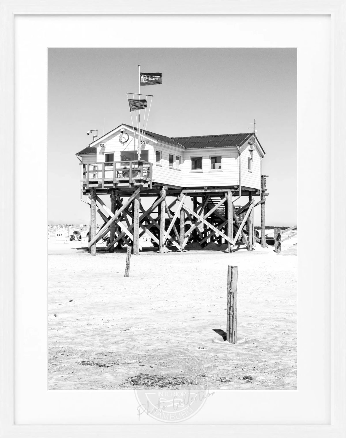 Schwarz-weiß Poster mit Rahmen von Cosman-Photocollection, Sankt Peter Ording Beach House Motiv, 25x31 cm.