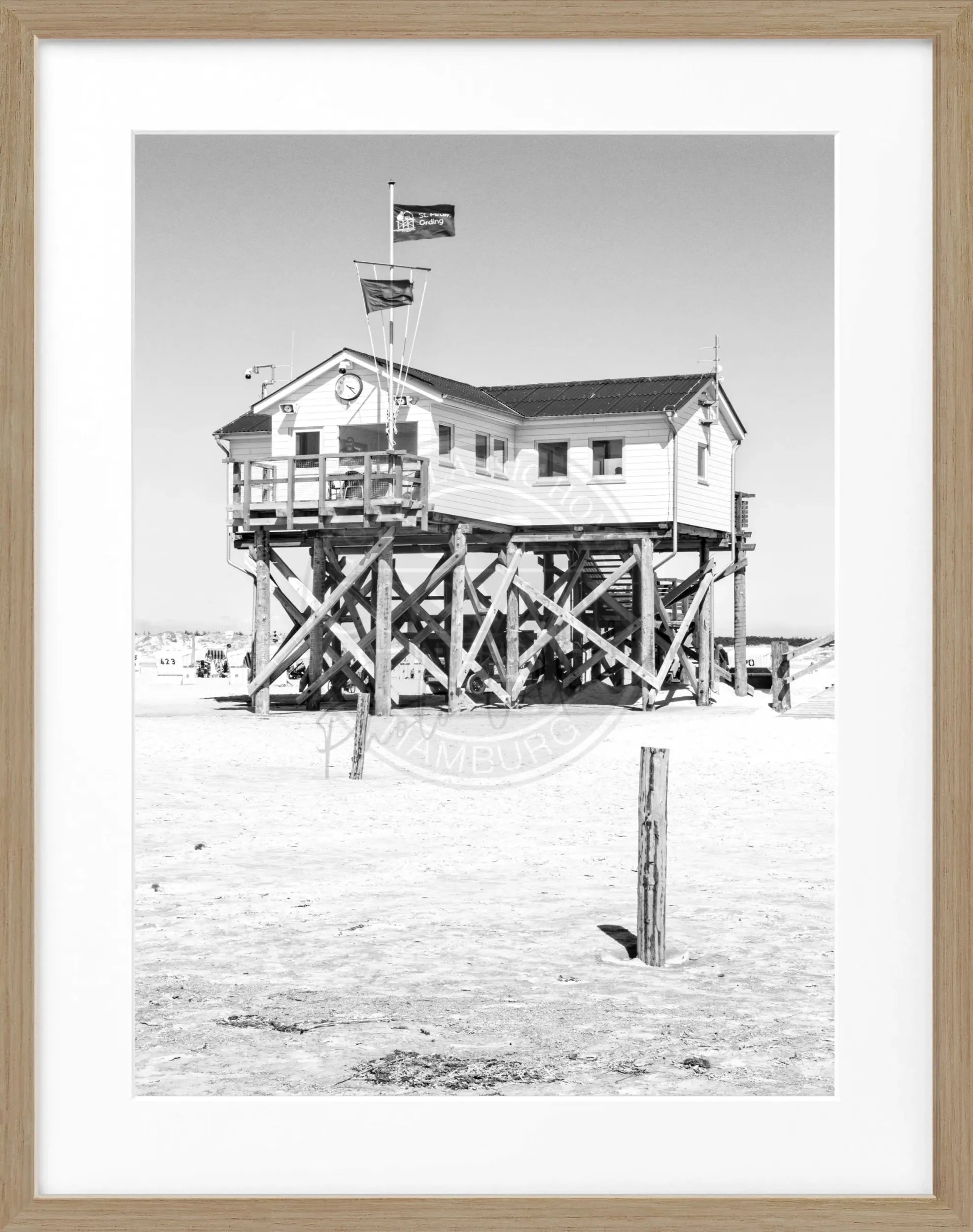 Schwarz-weiß Poster mit Rahmen, Sankt Peter Ording Beach House Motiv, 25x31cm, von Cosman-Photocollection