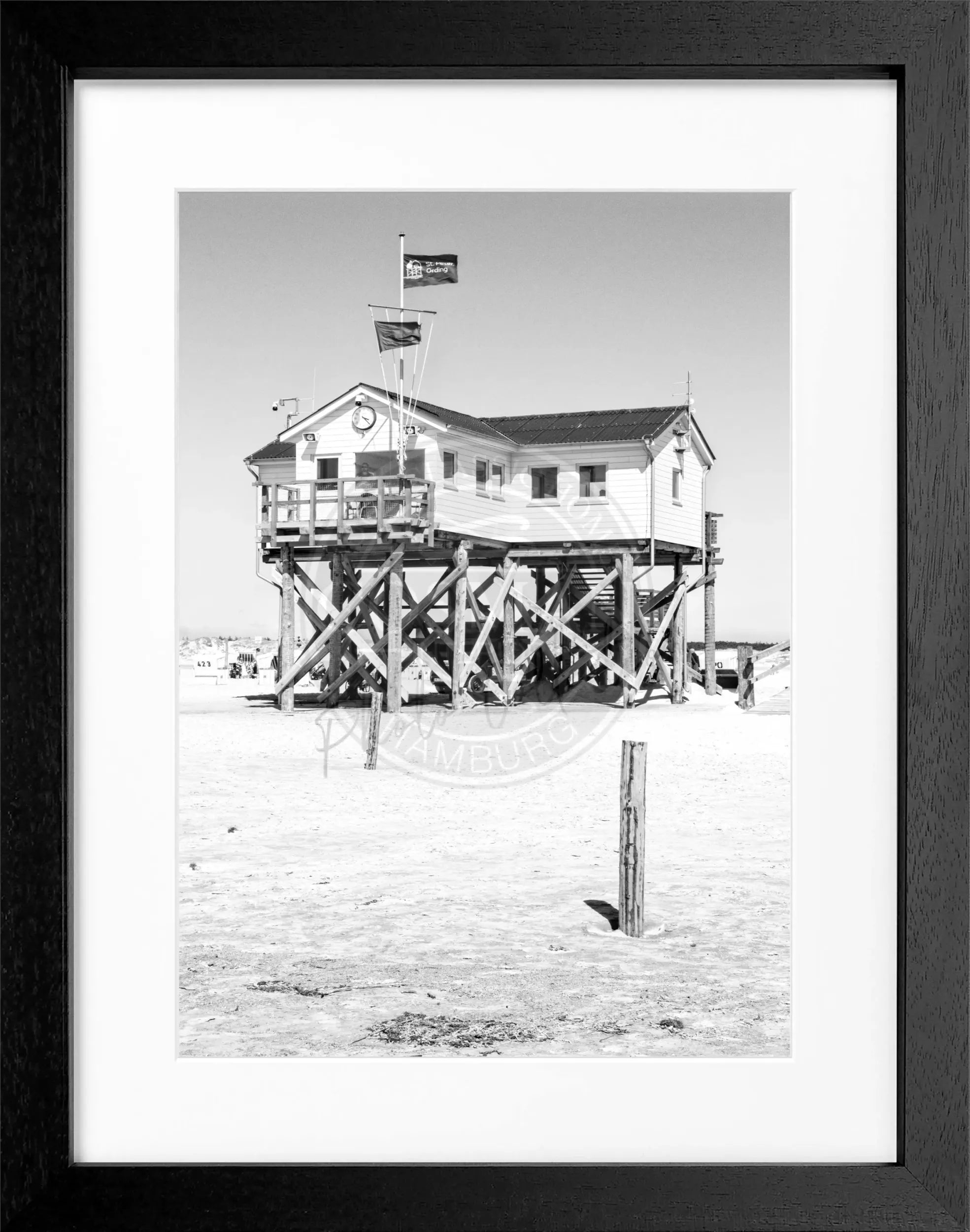 Schwarz-weiß Poster mit Rahmen, Sankt Peter Ording Beach House Motiv, 25x31cm, von Cosman-Photocollection