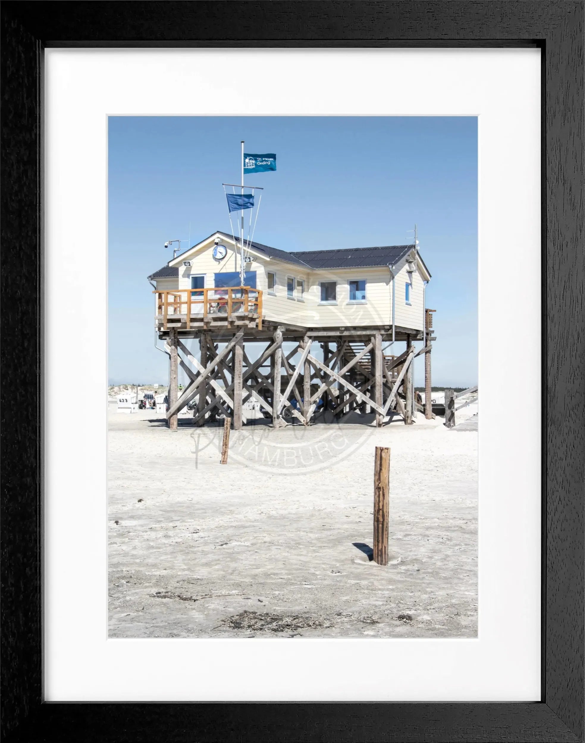 Schwarz-weiß Poster mit Rahmen von Cosman-Photocollection, Sankt Peter Ording Beach House, 25x31cm, kunstvolles Meeresmotiv
