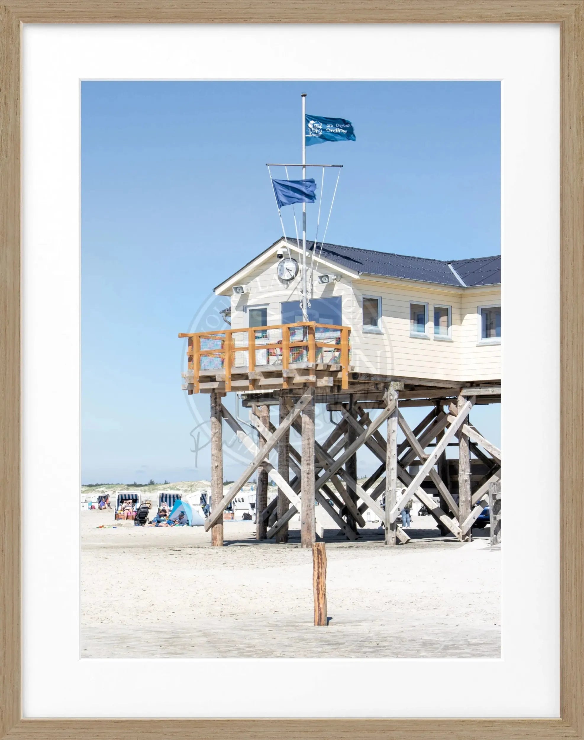 Schwarzweiß-Poster mit Rahmen von Cosman-Photocollection, Sankt Peter Ording Beach House, 25x31 cm, Wanddekoration