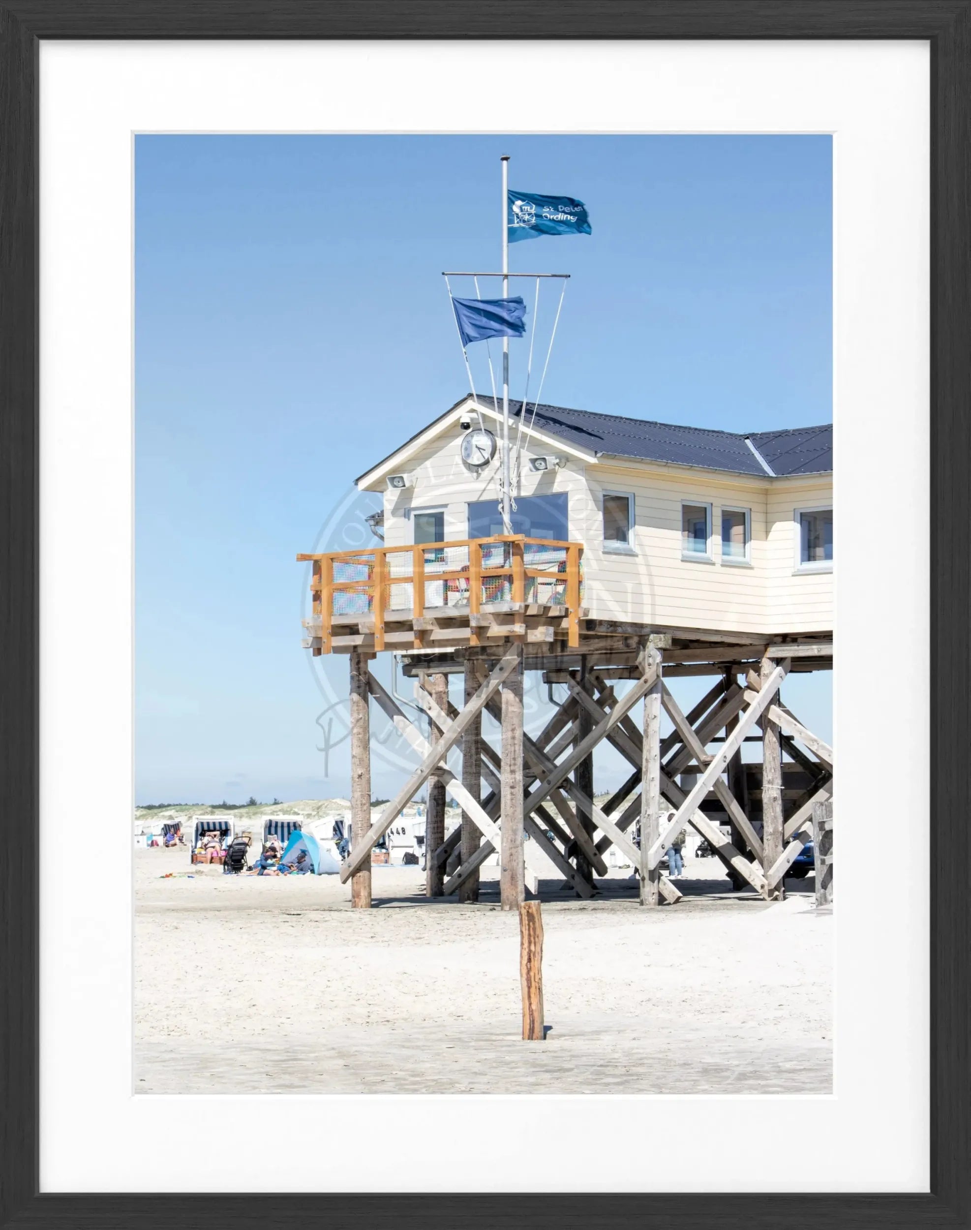 Schwarz-Weiß Poster mit Rahmen von Cosman-Photocollection, Sankt Peter Ording Beach House Motiv, 25x31 cm