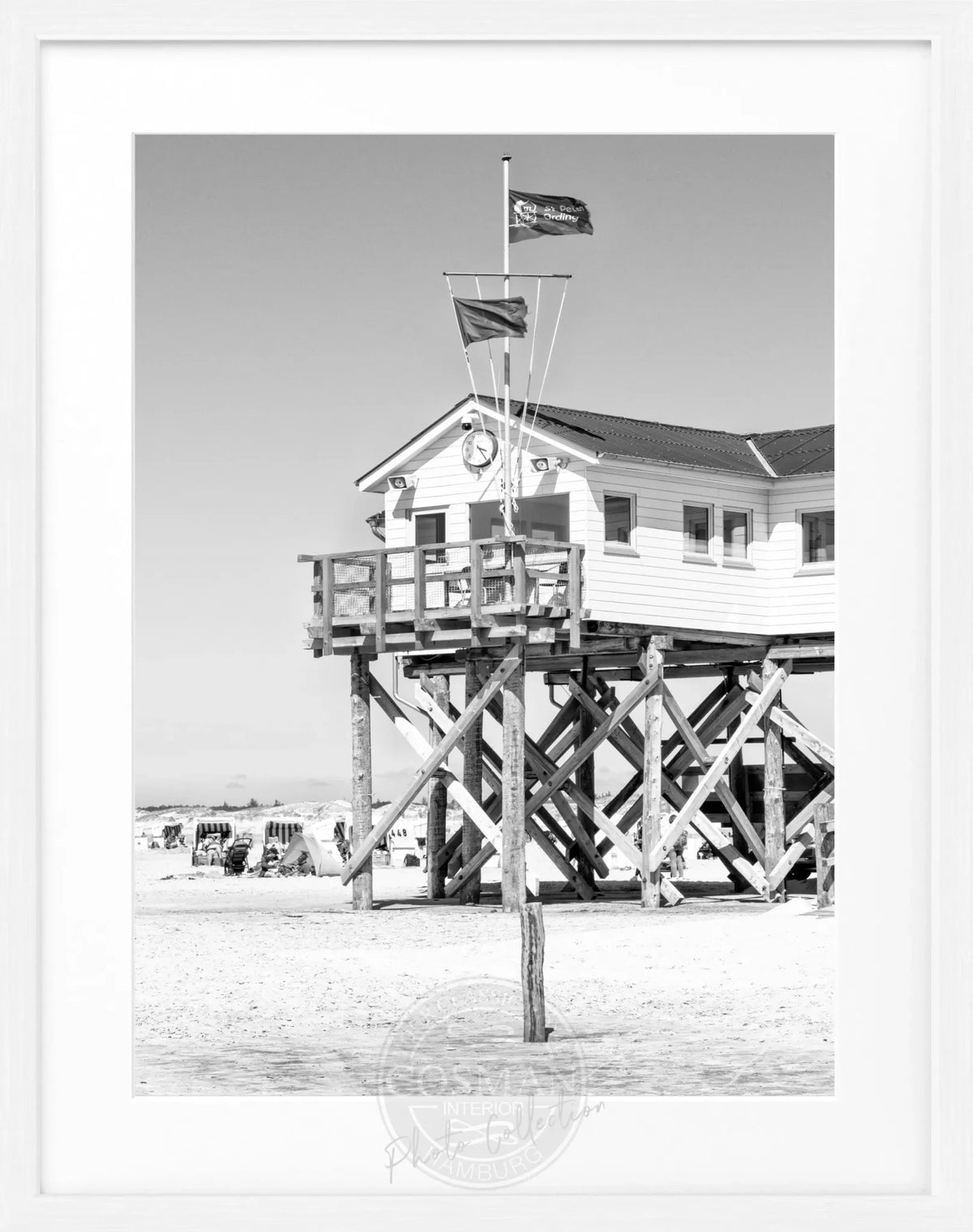 Schwarz-weiß Poster mit Rahmen von Cosman-Photocollection, Sankt Peter Ording "Beach House" Motiv, 25x31cm