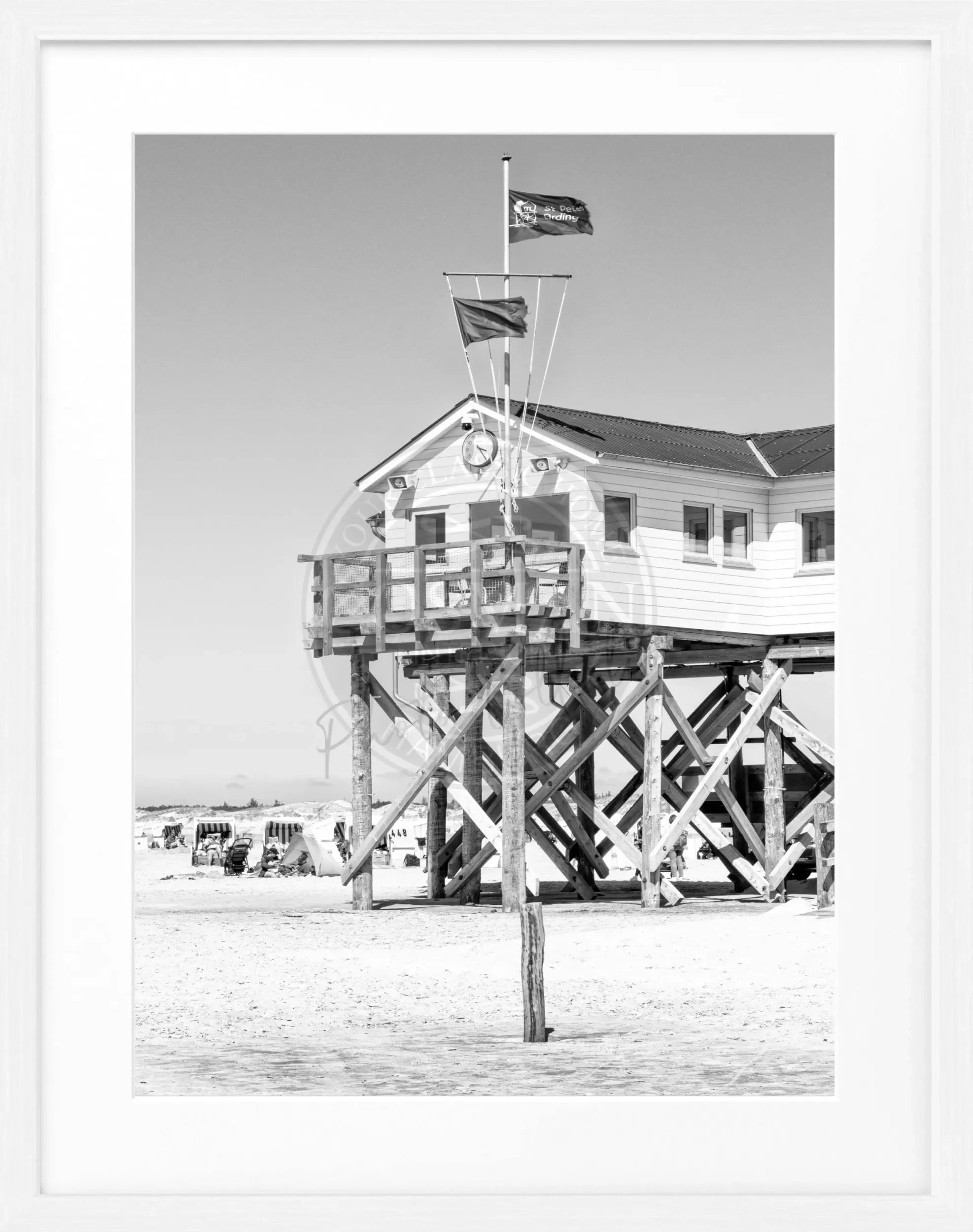 Schwarz-weiß Poster mit Rahmen von Cosman-Photocollection, Sankt Peter Ording "Beach House" Motiv, 25x31cm
