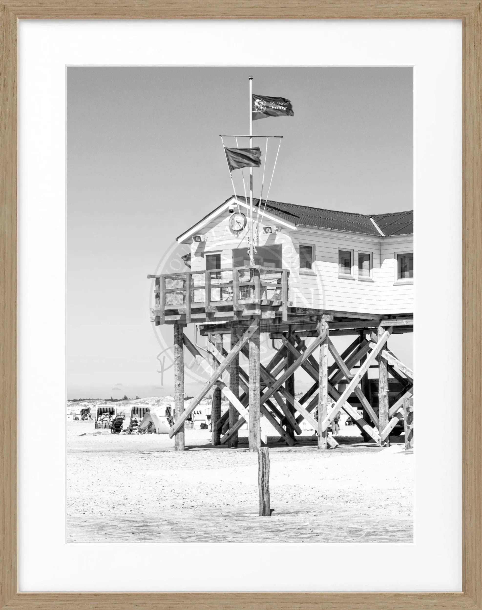 Schwarz-weiß Poster mit Rahmen von Cosman-Photocollection, Sankt Peter Ording Beach House, Motiv in 25x31 cm.