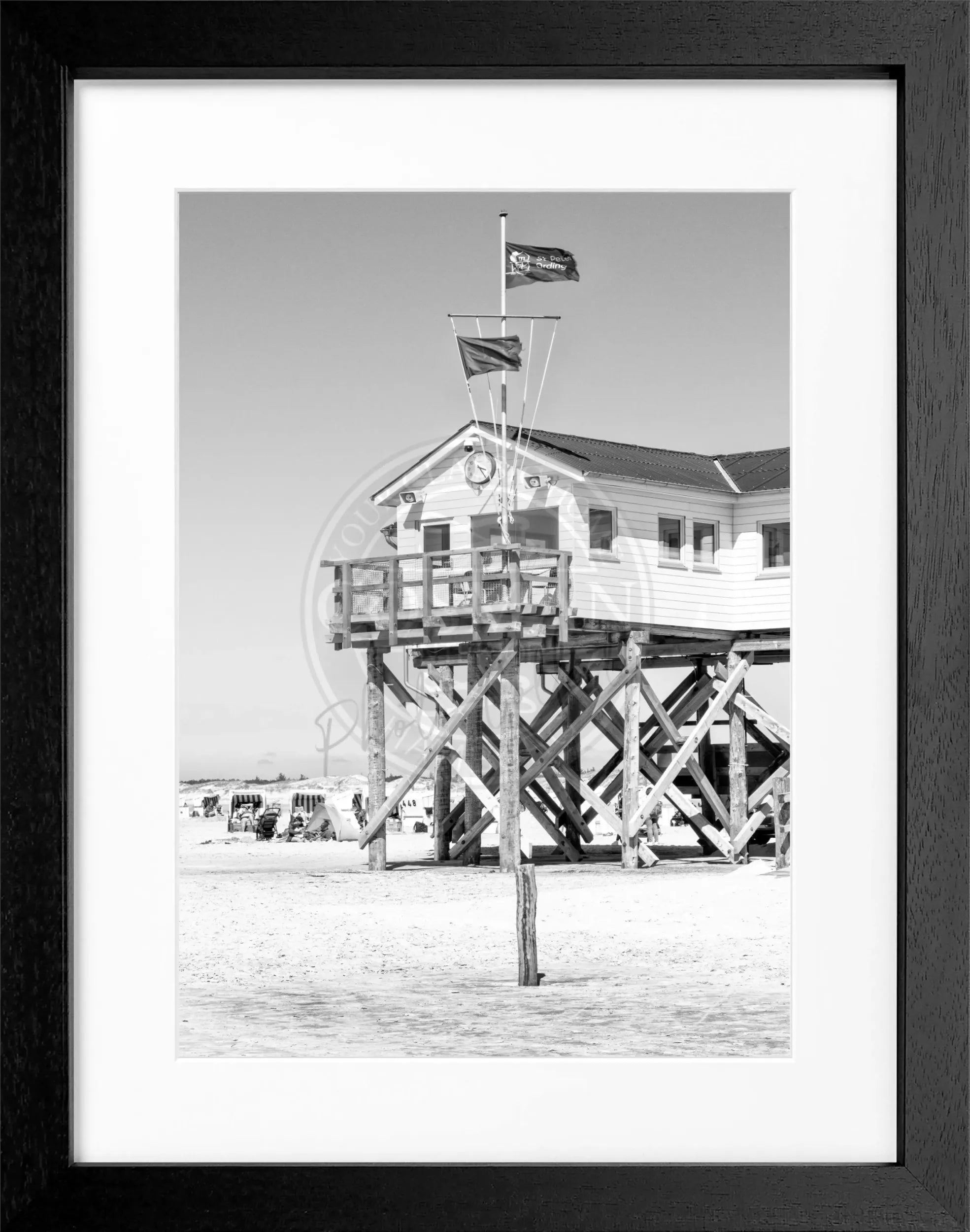 Schwarz-weiß Poster mit Rahmen von Cosman-Photocollection, Sankt Peter Ording "Beach House", 25x31 cm, Motiv am Strand