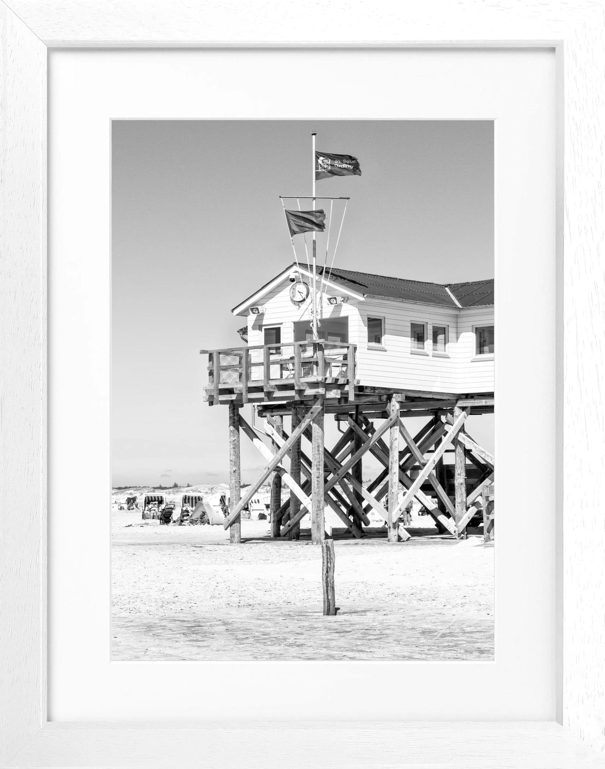 Schwarz-weiß Poster mit Rahmen von Cosman-Photocollection, Sankt Peter Ording "Beach House", 25x31 cm, Meeresmotiv