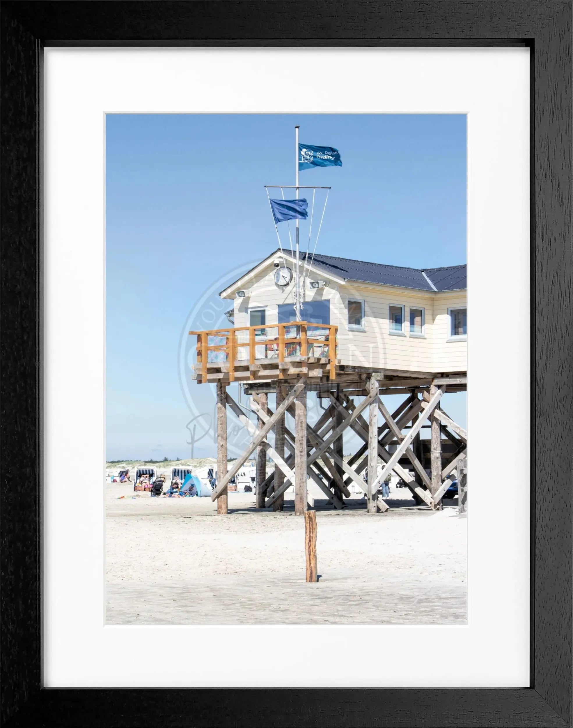 Schwarz-weiß Poster mit Rahmen von Cosman-Photocollection, Sankt Peter Ording "Beach House" Motiv, 25x31cm