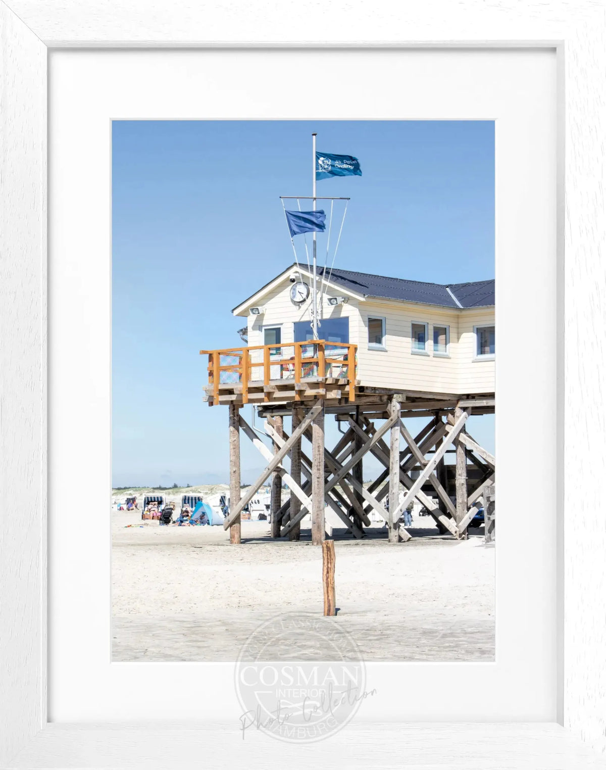 Schwarz-weiß Poster mit Rahmen von Cosman-Photocollection, Sankt Peter Ording „Beach House“, 25x31 cm, Motiv mit Strandhaus.