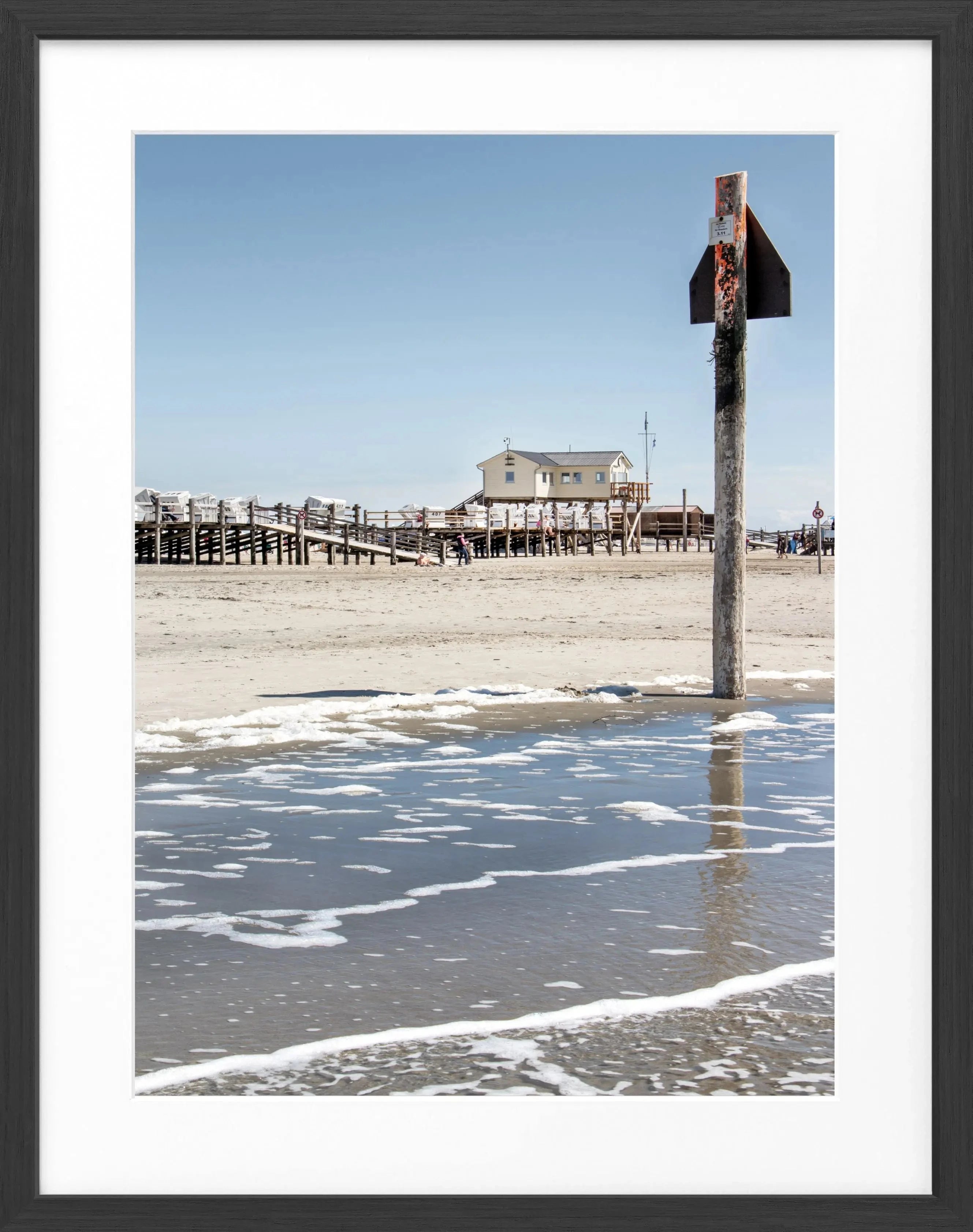Schwarz-weiß Poster mit Rahmen von Cosman-Photocollection, Sankt Peter Ording Beach House Motiv, 25x31 cm