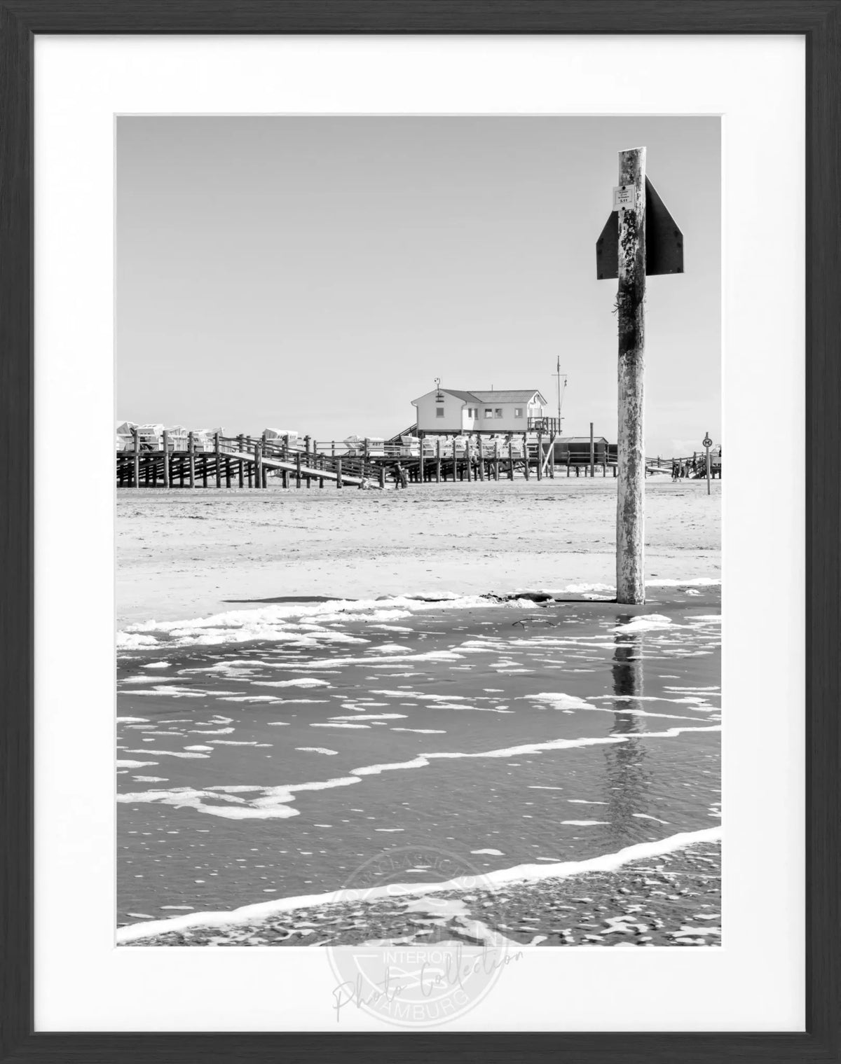 Schwarz-weiß Poster mit schwarzem Rahmen, zeigt das Strandhaus in Sankt Peter Ording, von Cosman-Photocollection, 25x31cm