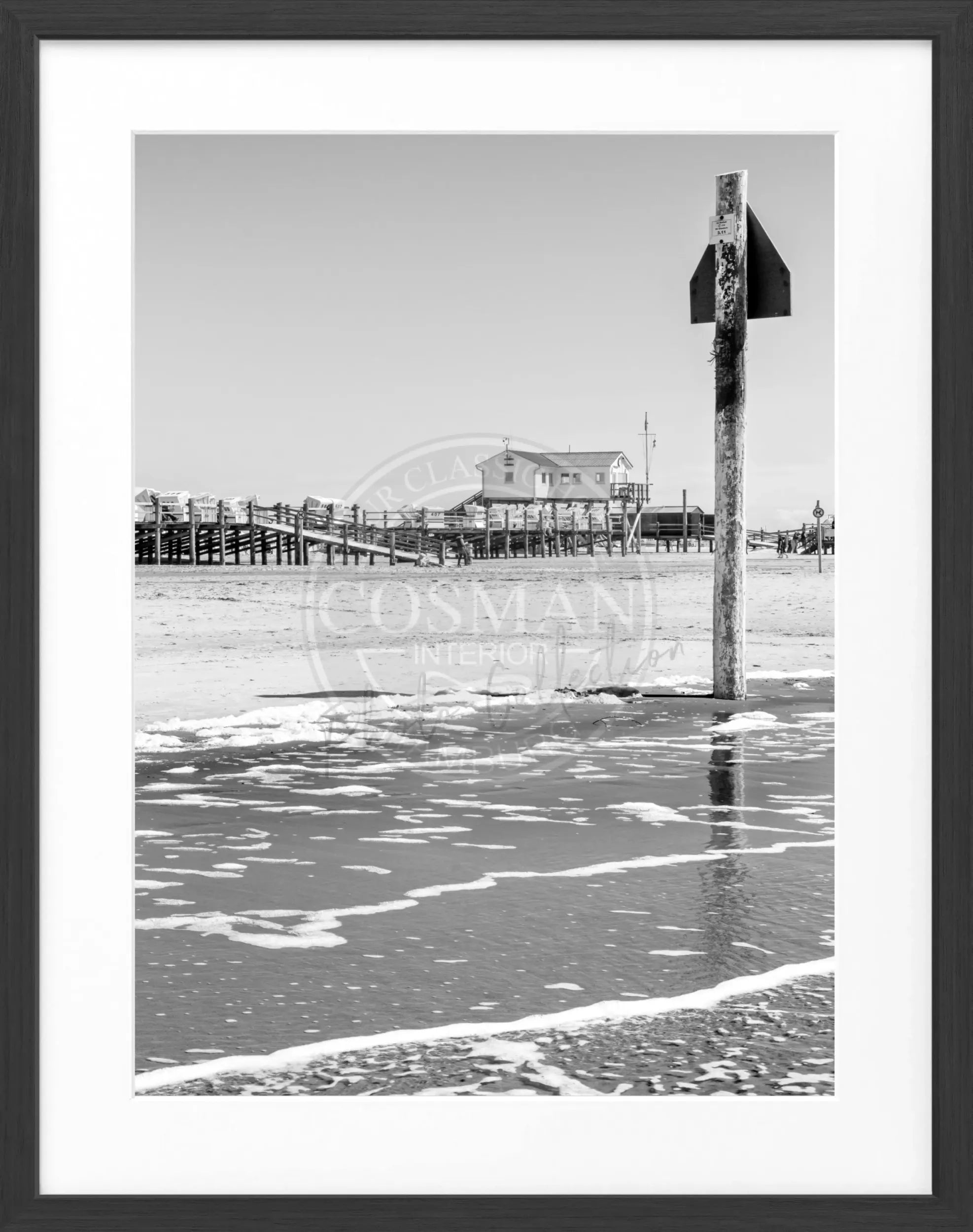Schwarz-weiß Poster mit schwarzem Rahmen, zeigt das Strandhaus in Sankt Peter Ording, von Cosman-Photocollection, 25x31cm
