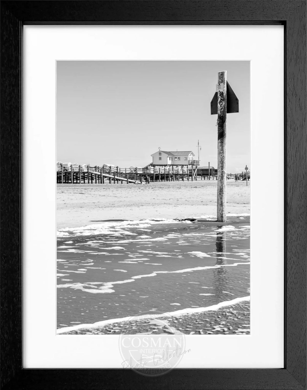 Schwarz-weiß Poster mit Rahmen von Cosman-Photocollection, Sankt Peter Ording Beach House Motiv, 25x31cm
