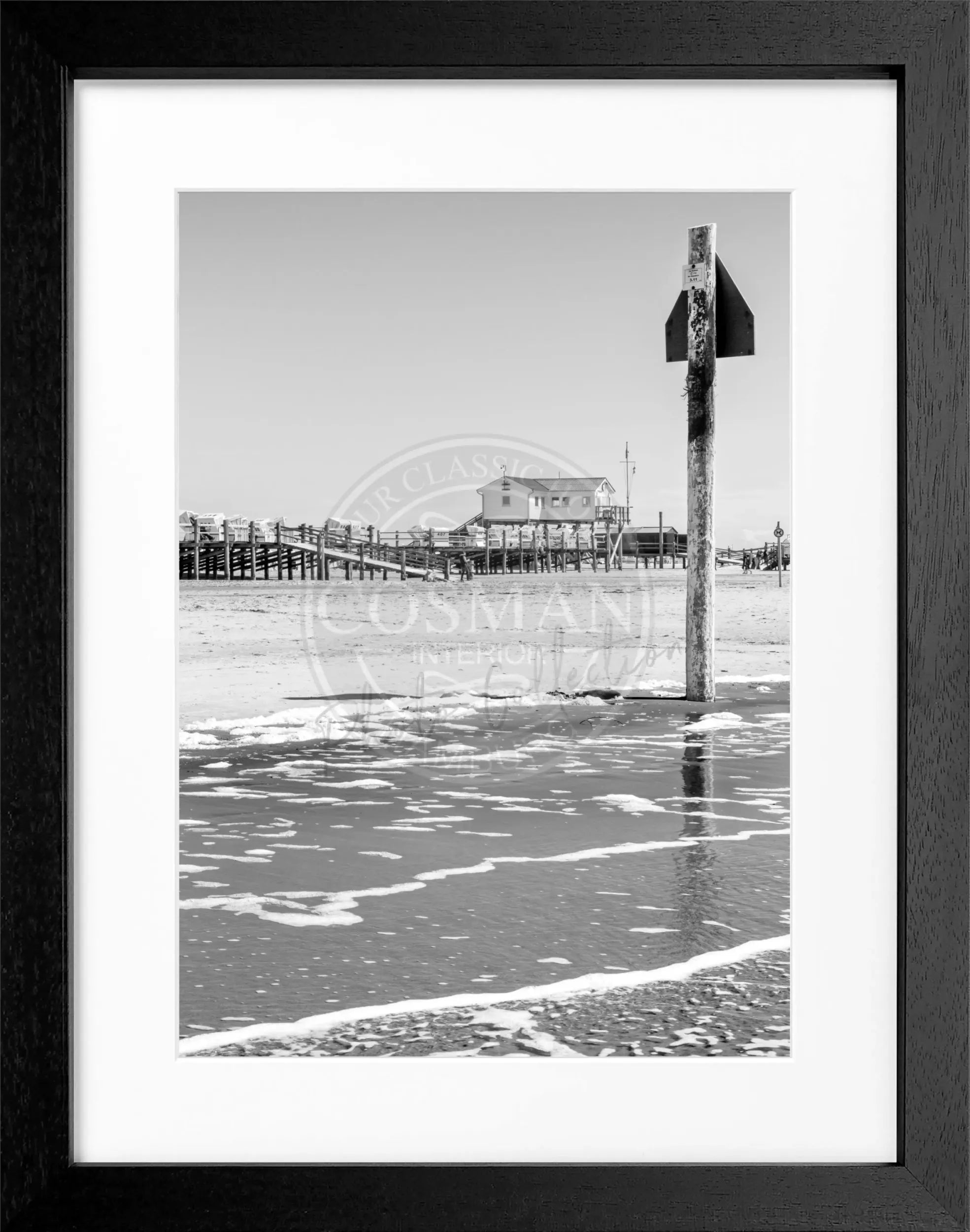 Schwarz-weiß Poster mit Rahmen von Cosman-Photocollection, Sankt Peter Ording Beach House Motiv, 25x31cm