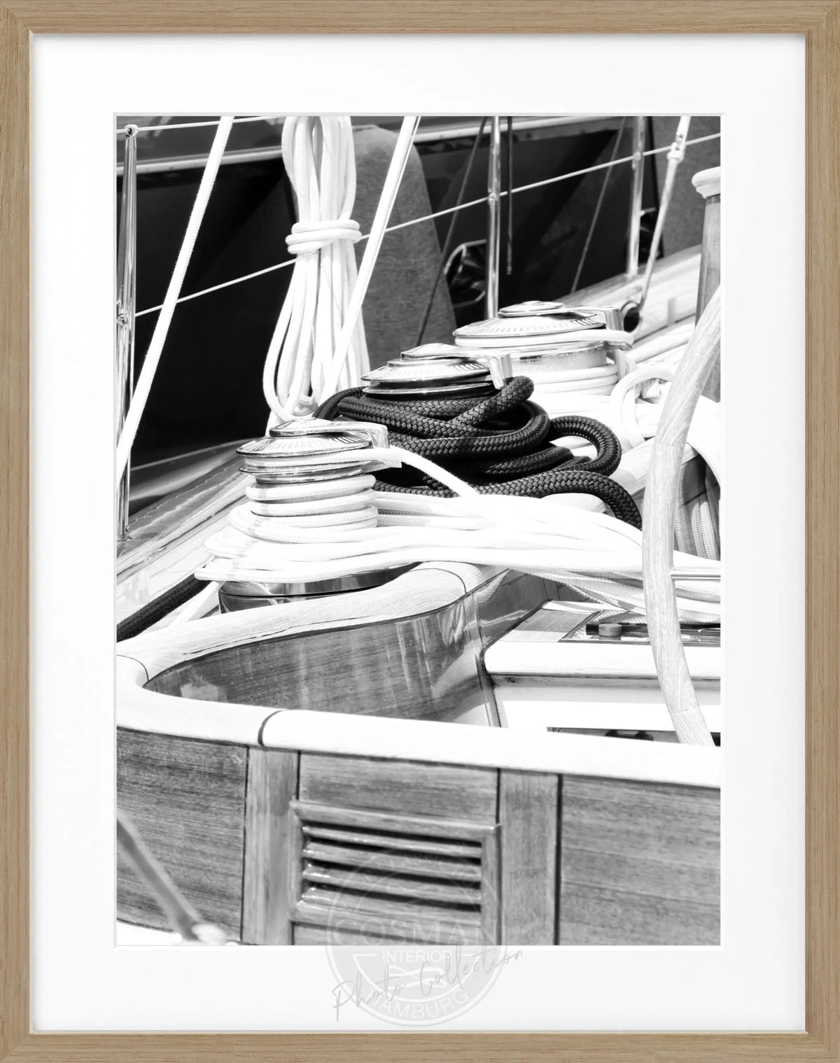 Schwarz-weiß Poster mit Rahmen, Segelboot in Saint Tropez, von Cosman-Photocollection, 25x31 cm, maritimes Motiv.