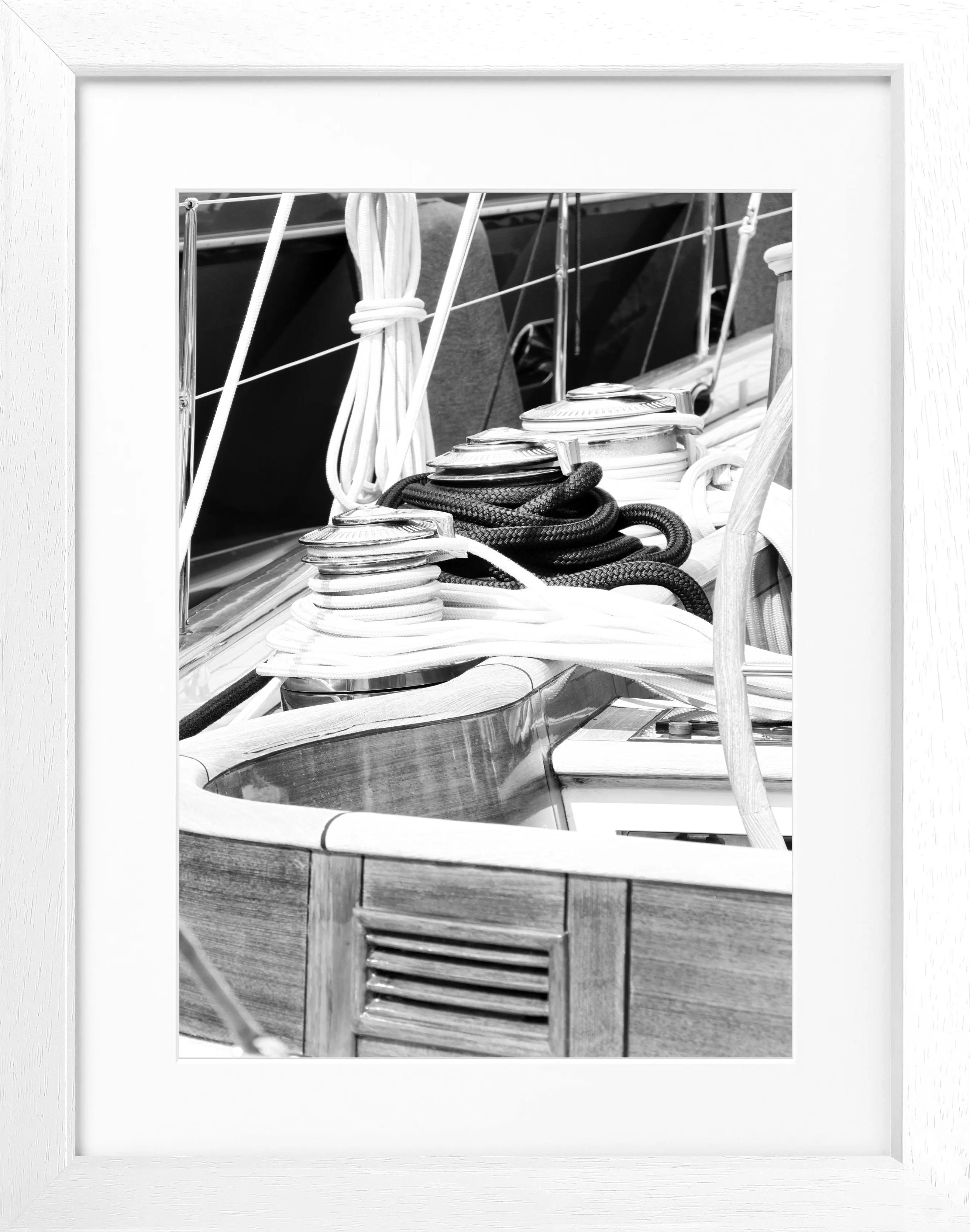 Schwarz-weiß Poster mit Rahmen von einem Segelboot in Saint Tropez, 25x31cm, von Cosman-Photocollection.
