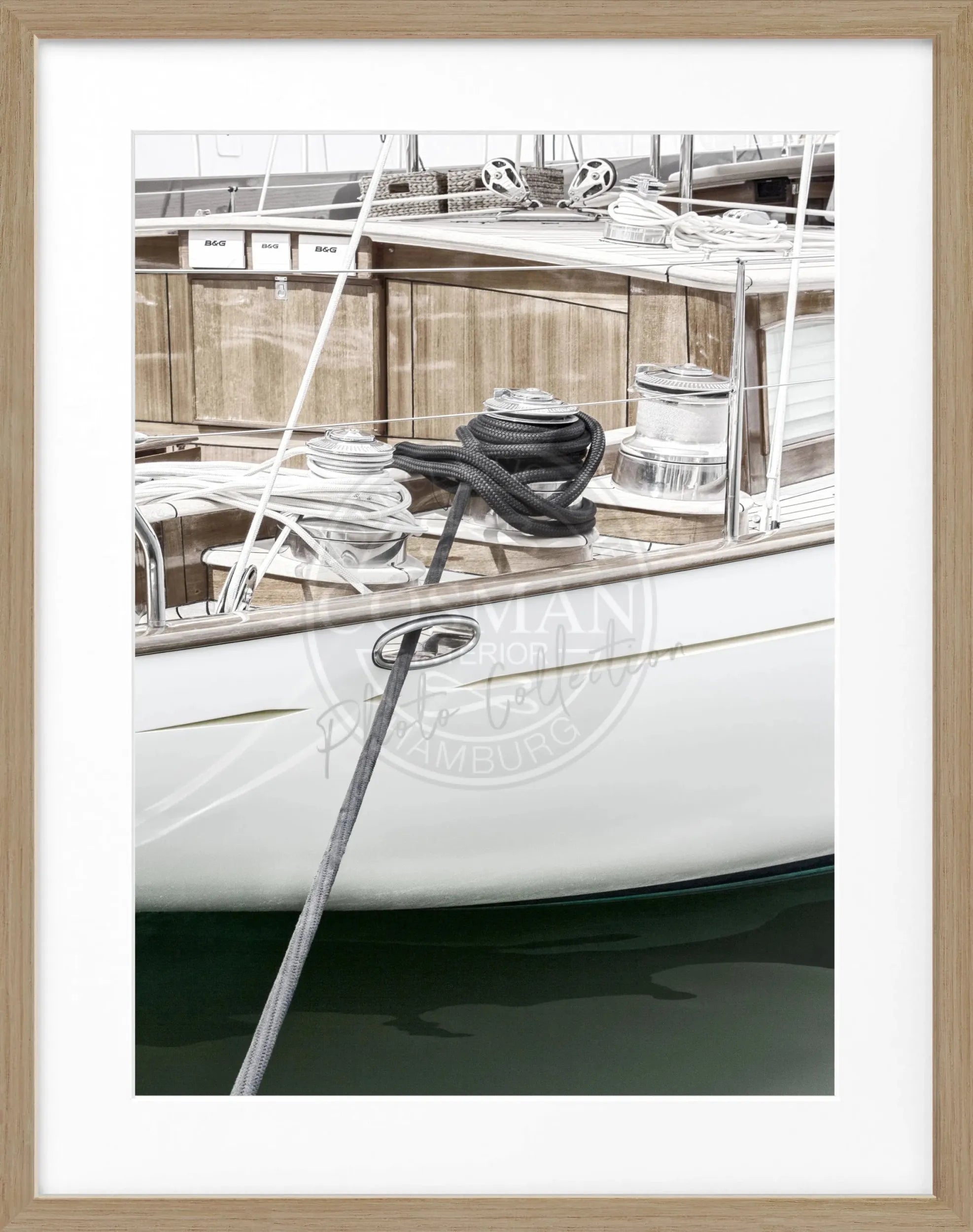 Schwarz-weiß Poster mit Rahmen, Segelboot in Saint Tropez, von Cosman-Photocollection, 25x31cm, maritimes Motiv