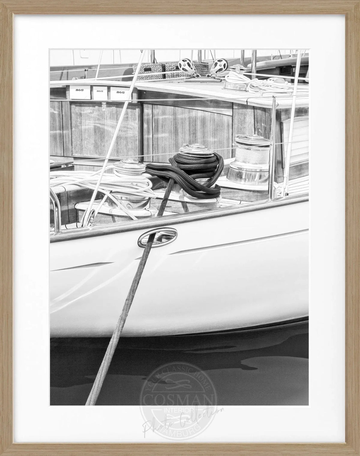 Schwarz-weiß Poster mit Rahmen, Motiv eines Segelboots in Saint Tropez, von Cosman-Photocollection, 25x31 cm.