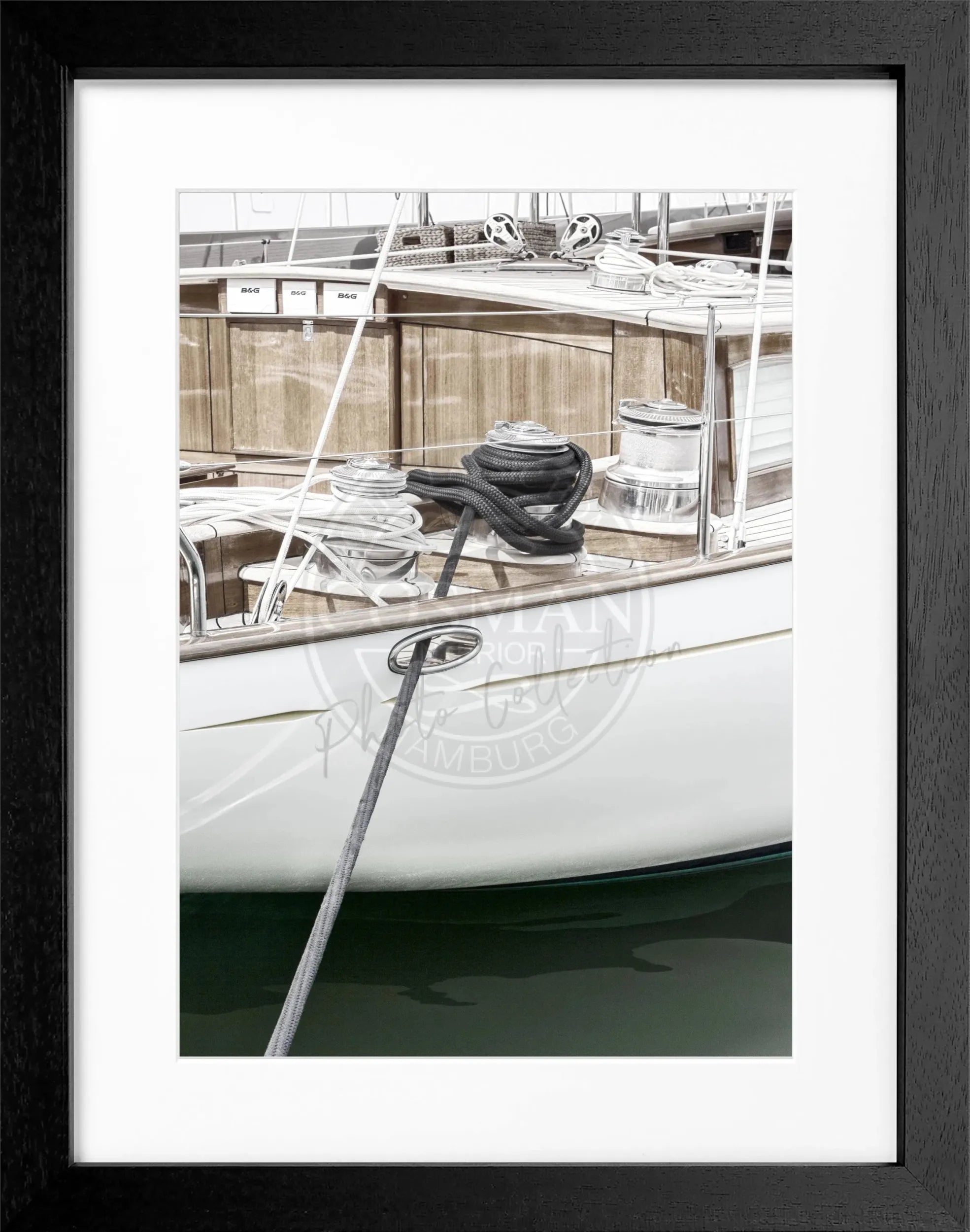 Schwarz-weiß Poster mit Rahmen, Segelboot in Saint Tropez, von Cosman-Photocollection, ca. 25x31 cm, maritimes Wandbild