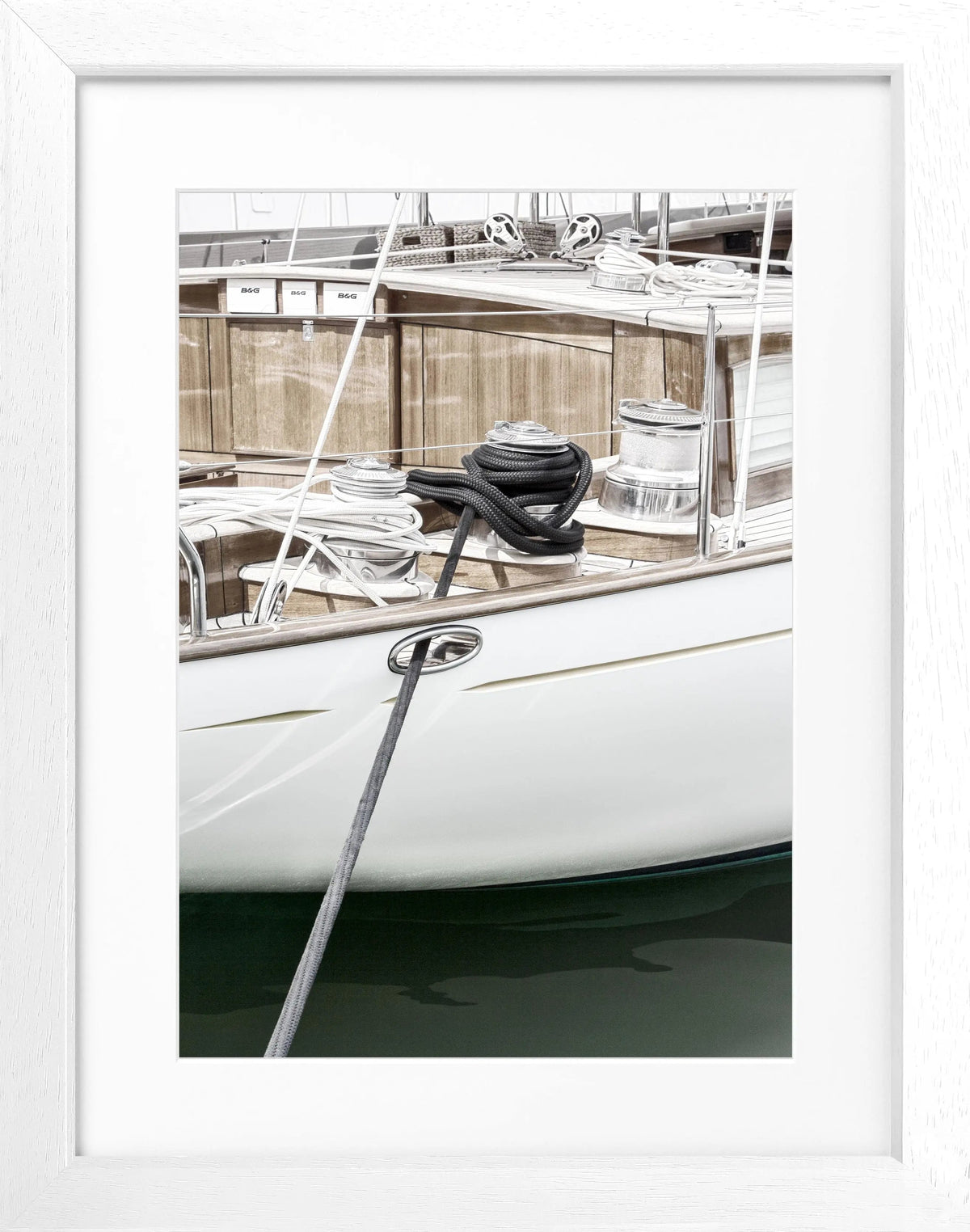 Schwarz-weiß Poster mit Rahmen, Segelboot in Saint Tropez, von Cosman-Photocollection, 25x31 cm, maritimes Motiv.