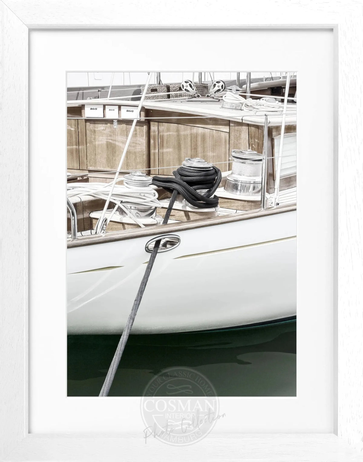 Schwarz-weiß Poster mit Rahmen, Segelboot in Saint Tropez, von Cosman-Photocollection, 25x31 cm, maritimes Motiv.