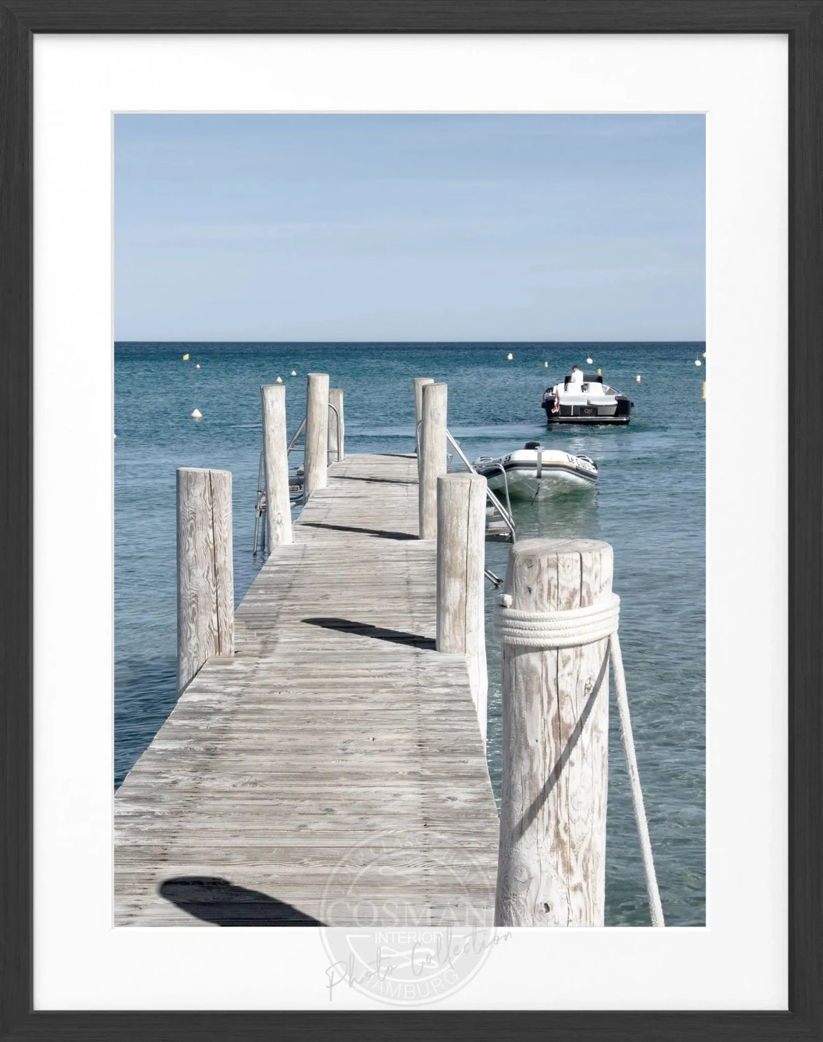 Schwarz-weiß Poster mit Rahmen ’Steg Le Club 55’ Saint Tropez von Cosman-Photocollection, 25x31 cm, elegantes Wandbild