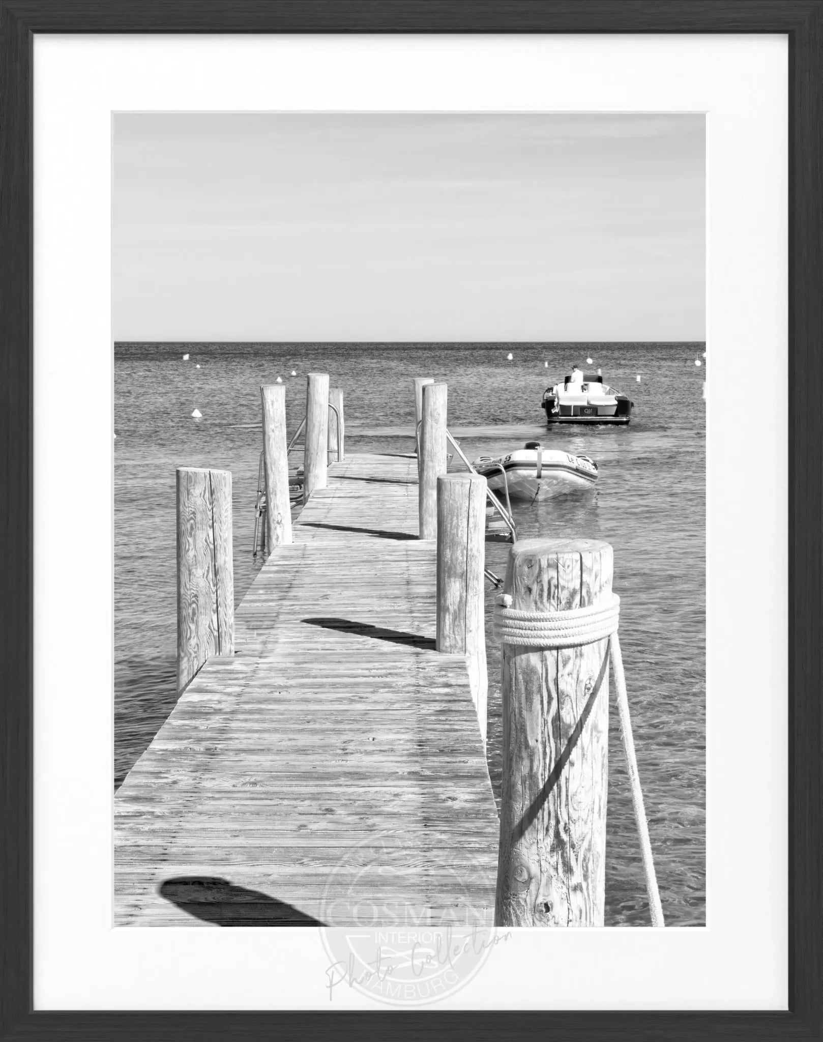 Schwarz-weiß Poster mit Rahmen von Cosman-Photocollection, Motiv ’Steg Le Club 55’ in Saint Tropez, 25x31 cm, stilvolle Wanddekoration