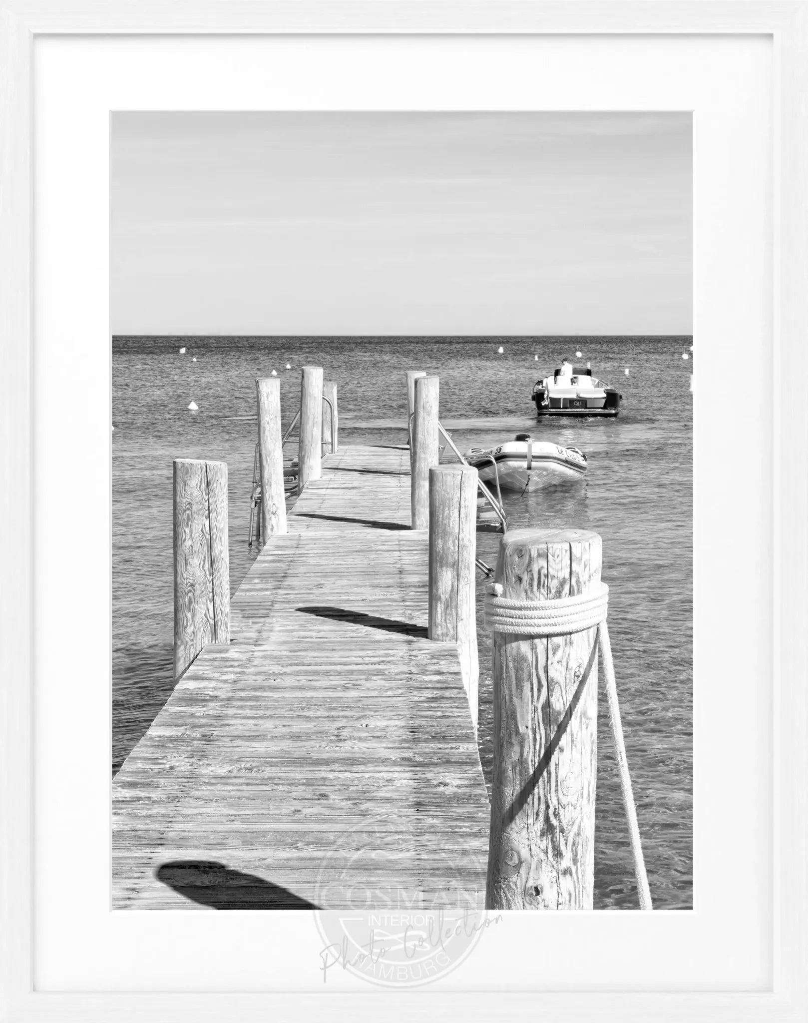 Schwarz-weiß Poster mit Rahmen 'Steg Le Club 55' Saint Tropez, 25x31 cm, von Cosman-Photocollection, dekoratives Wandbild