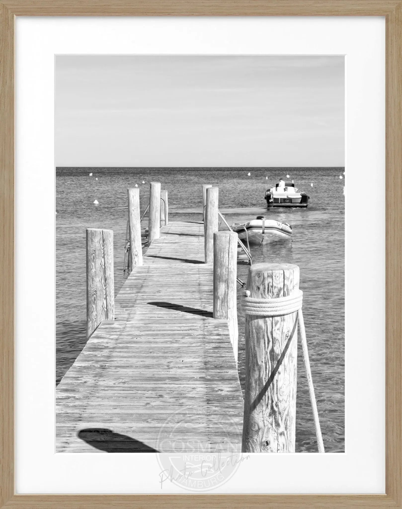 Schwarz-weiß Poster mit Rahmen ’Steg Le Club 55’ Saint Tropez von Cosman-Photocollection, 25x31cm, Wanddekoration im Bild.