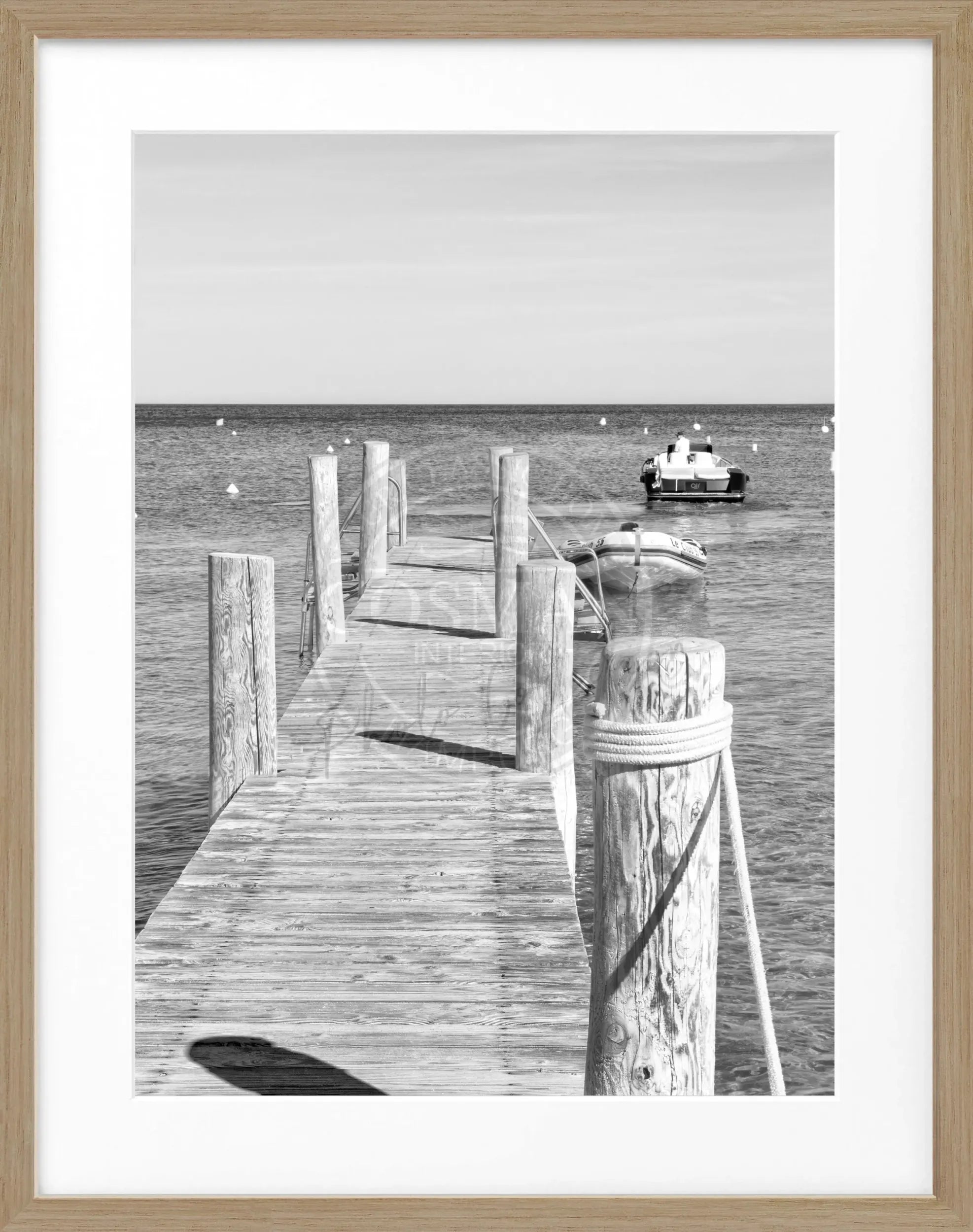 Schwarz-weiß Poster mit Rahmen ’Steg Le Club 55’ Saint Tropez von Cosman-Photocollection, 25x31cm, Wanddekoration im Bild.