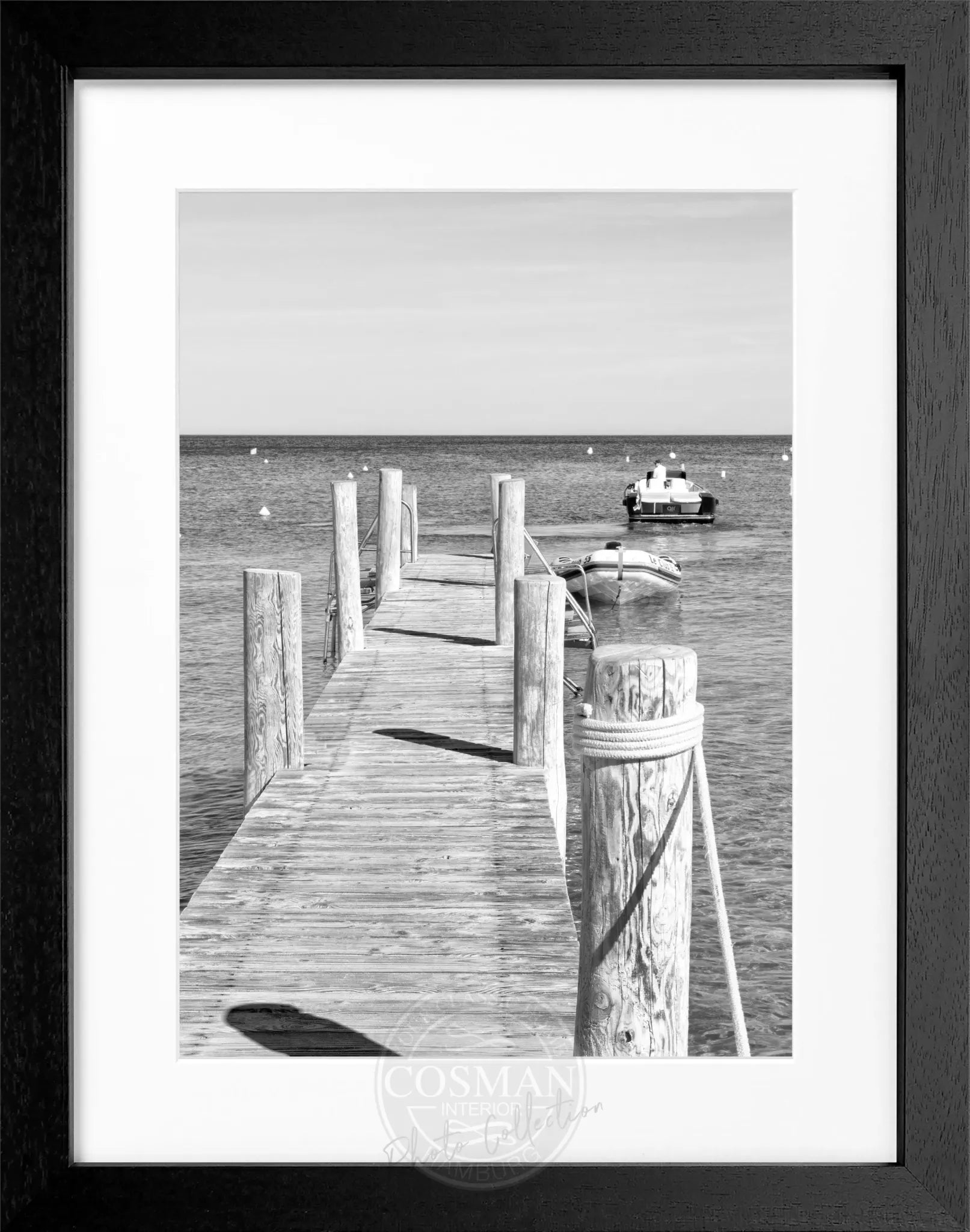 Schwarz-weiß Poster mit Rahmen ’Steg Le Club 55’ Saint Tropez, 25x31 cm, von Cosman-Photocollection, elegant Wanddekoration