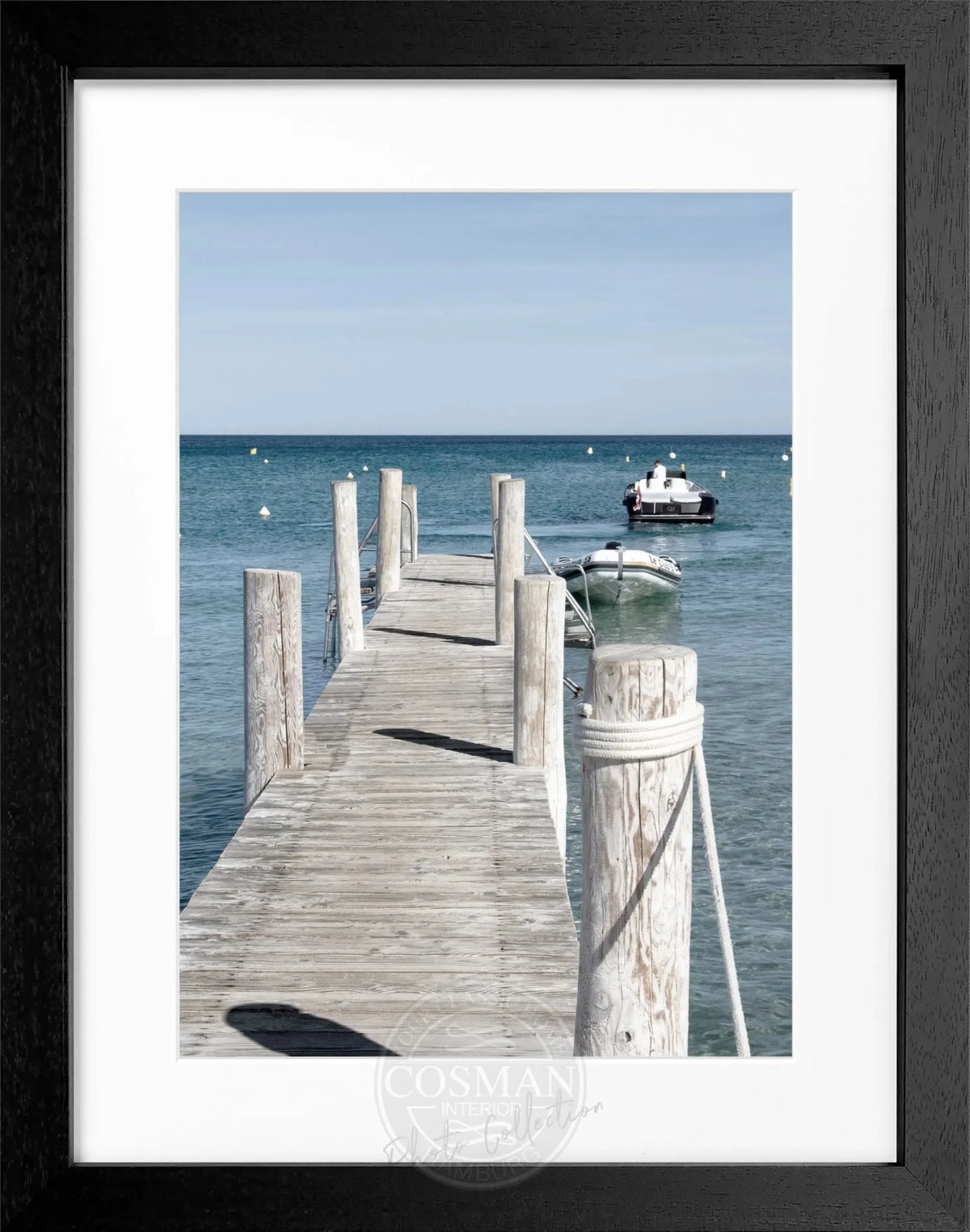 Schwarz-weiß Poster mit Rahmen ’Steg Le Club 55’ Saint Tropez, von Cosman-Photocollection, 25x31cm, elegantes Wandbild.