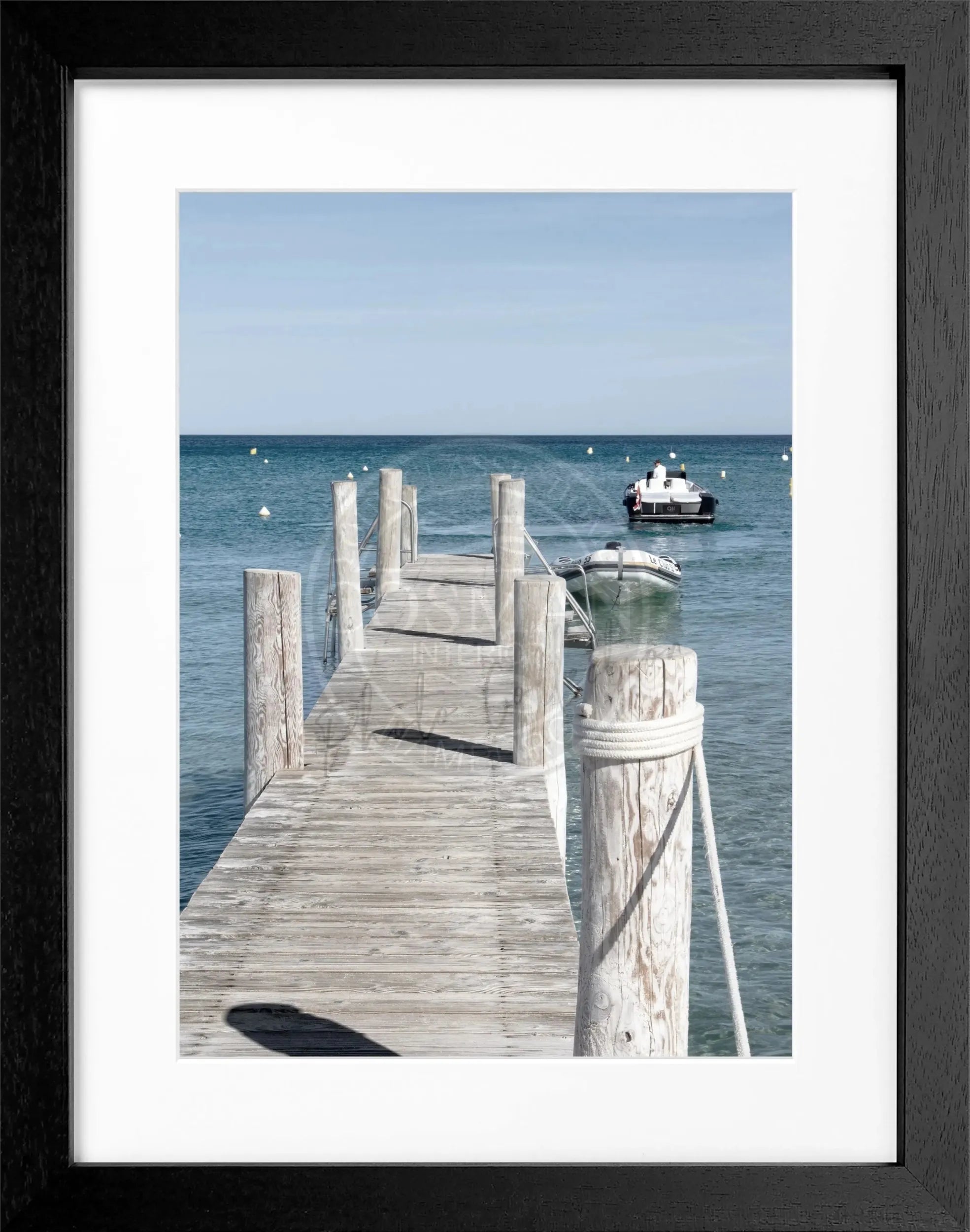 Schwarz-weiß Poster mit Rahmen ’Steg Le Club 55’ Saint Tropez, von Cosman-Photocollection, 25x31cm, elegantes Wandbild.