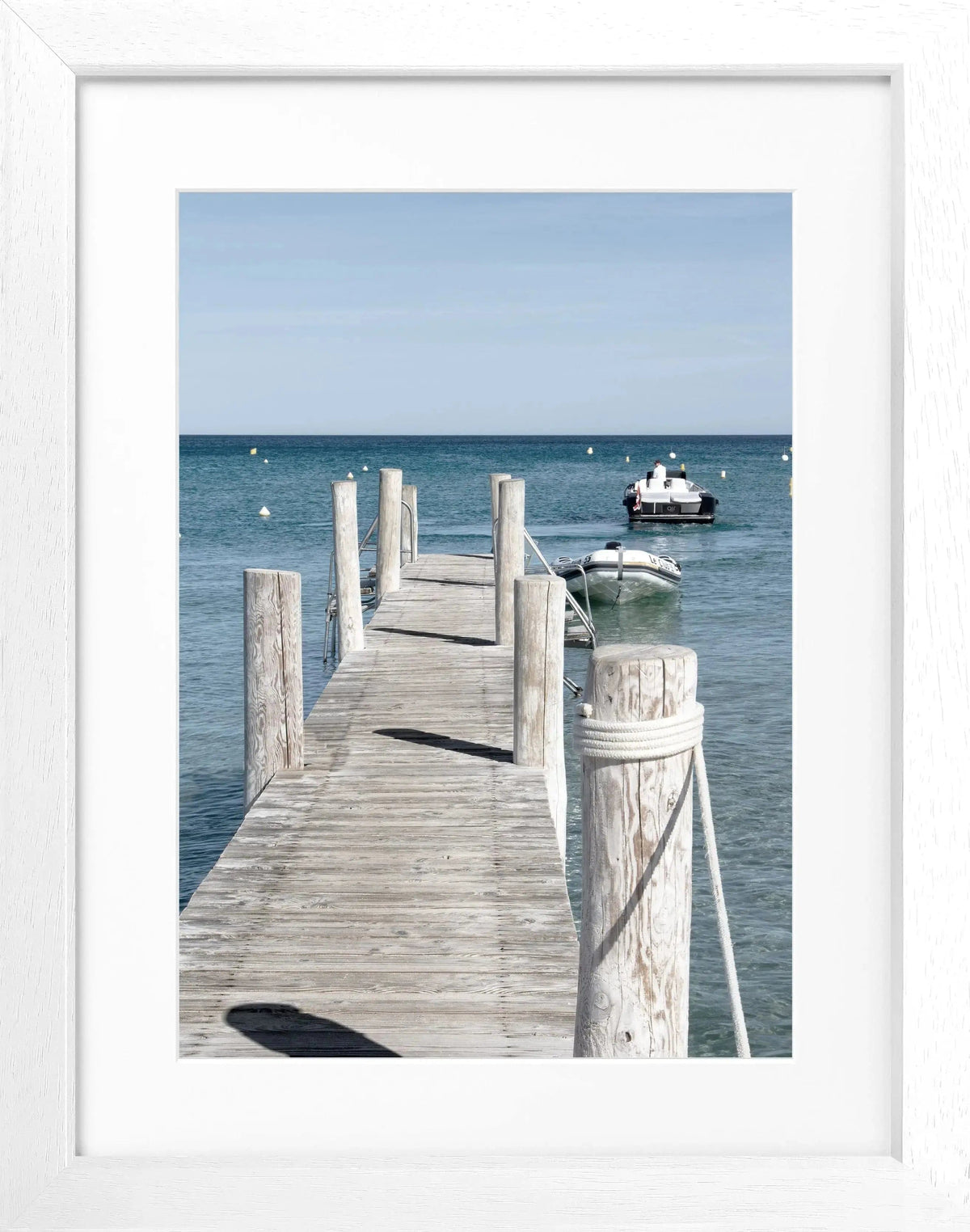 Schwarz-weiß Poster mit Rahmen, Motiv vom ’Steg Le Club 55’ in Saint Tropez, von Cosman-Photocollection, 25x31 cm