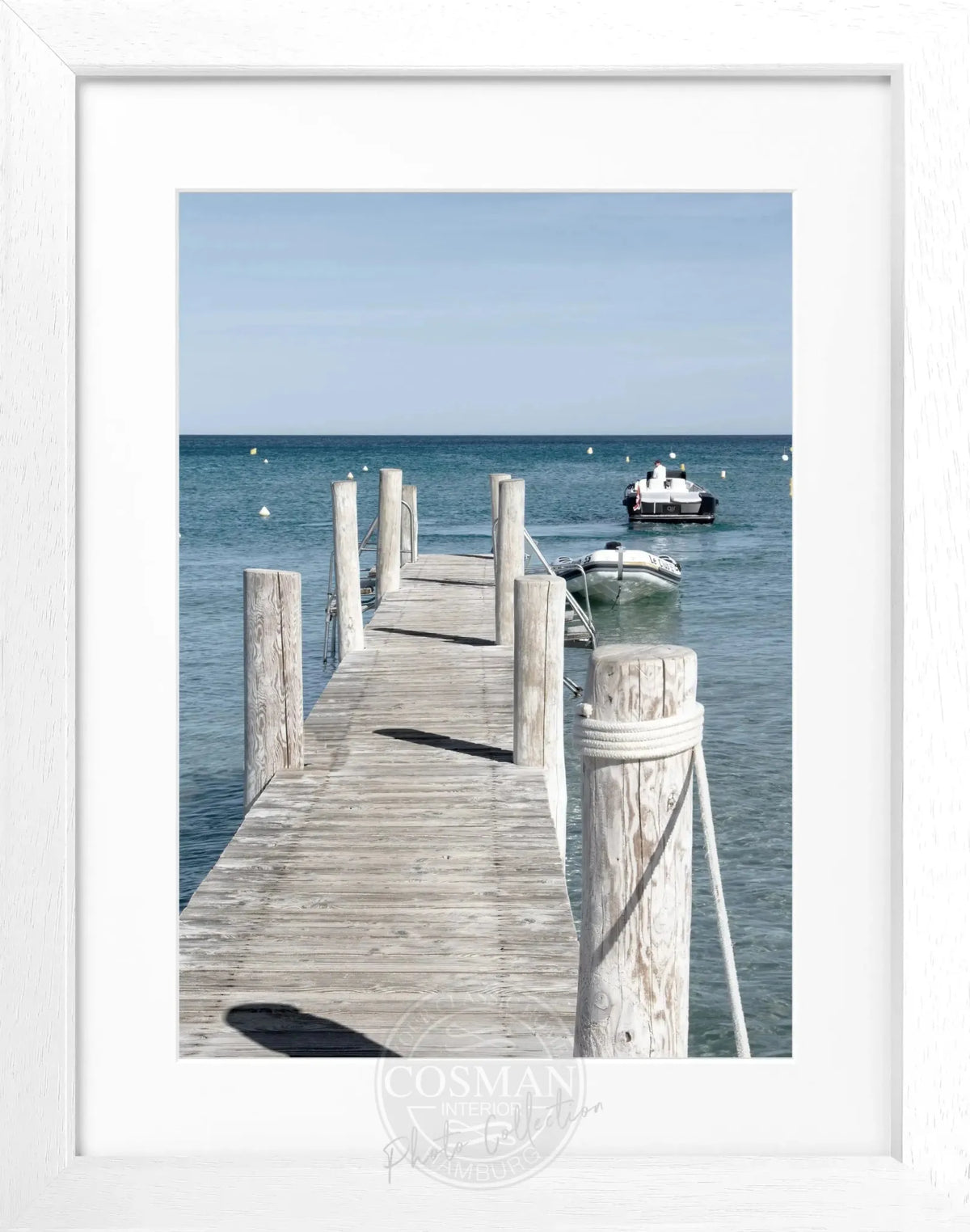 Schwarz-weiß Poster mit Rahmen, Motiv vom ’Steg Le Club 55’ in Saint Tropez, von Cosman-Photocollection, 25x31 cm