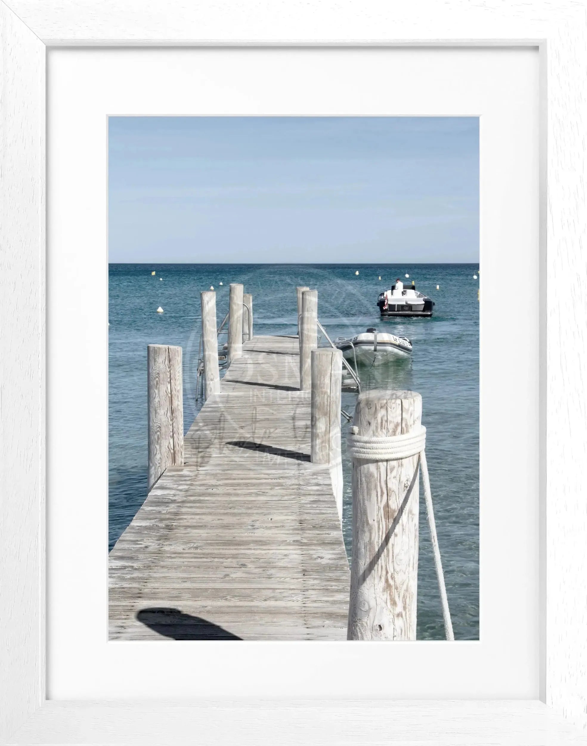 Schwarz-weiß Poster mit Rahmen, Motiv vom ’Steg Le Club 55’ in Saint Tropez, von Cosman-Photocollection, 25x31 cm