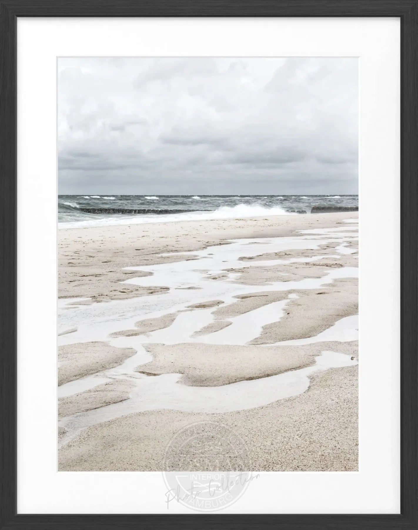 Schwarz-weiß Poster mit Rahmen von Sylt Strand, 25x31cm, von Cosman-Photocollection, zeigt maritime Szenerie