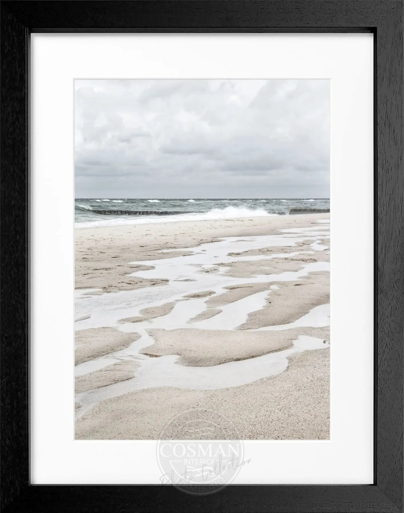 Schwarz-weiß Poster mit Rahmen von Sylt Strand, 25x31cm, von Cosman-Photocollection, zeigt ein Meeresmotiv.