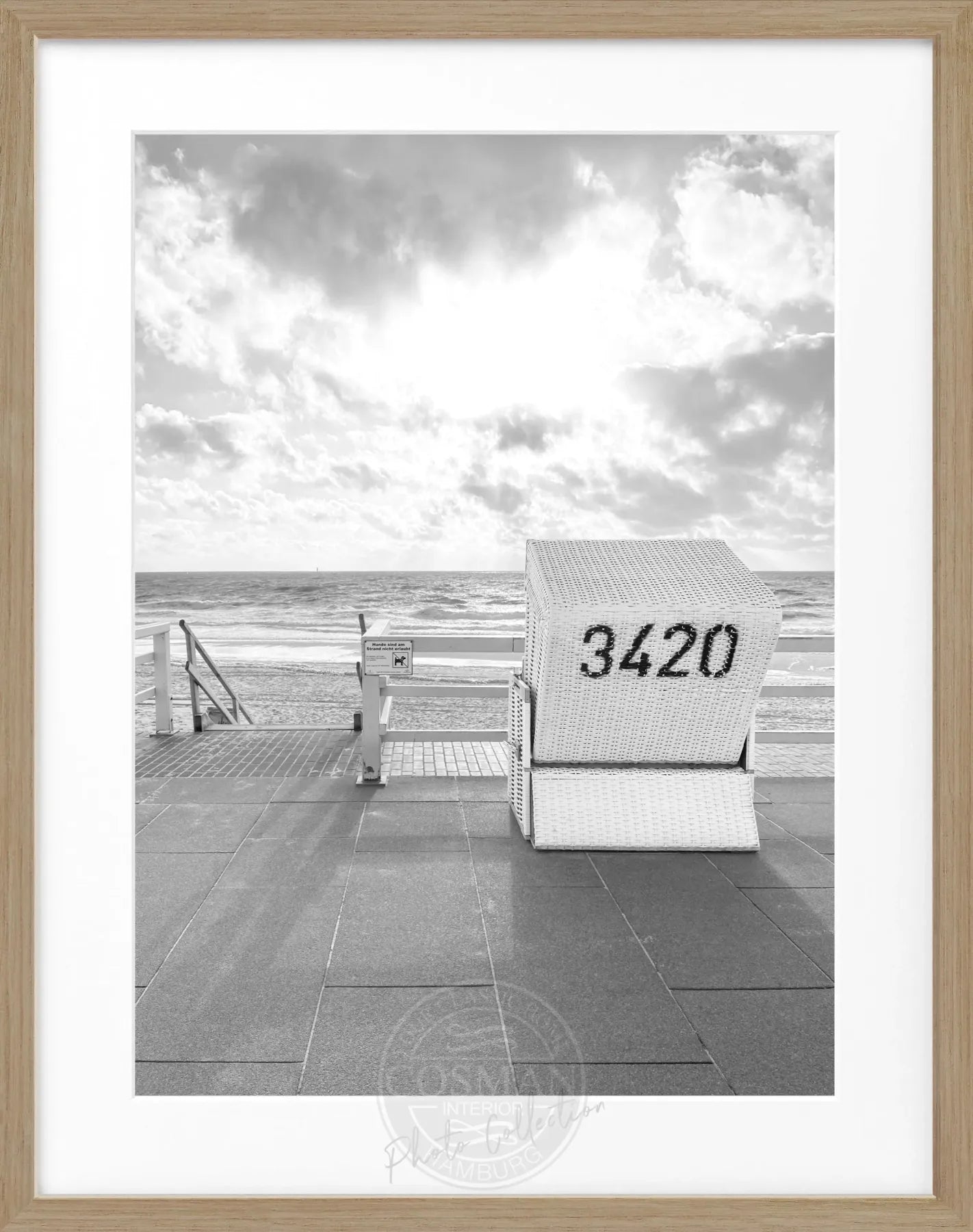 Schwarz-weiß Poster mit Rahmen, Motiv eines Strandkorbs in Westerland Sylt, von Cosman-Photocollection, 25x31 cm.