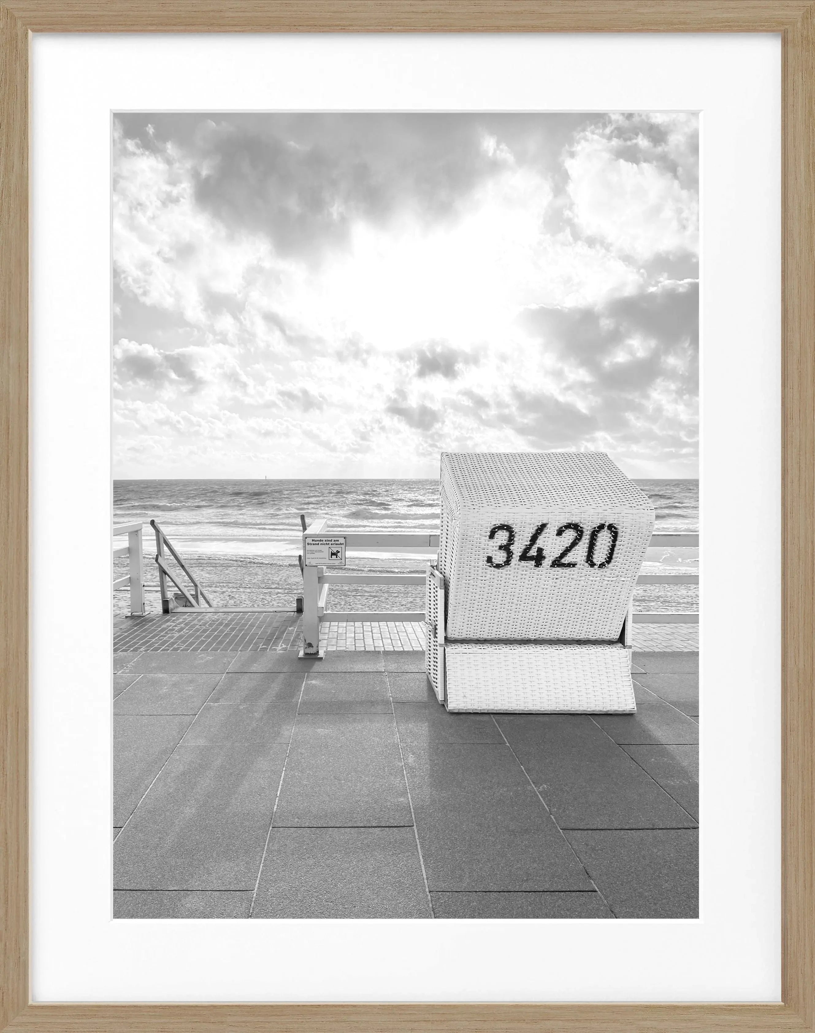Schwarz-weiß Poster mit Rahmen, Motiv eines Strandkorbs in Westerland Sylt, von Cosman-Photocollection, 25x31 cm.