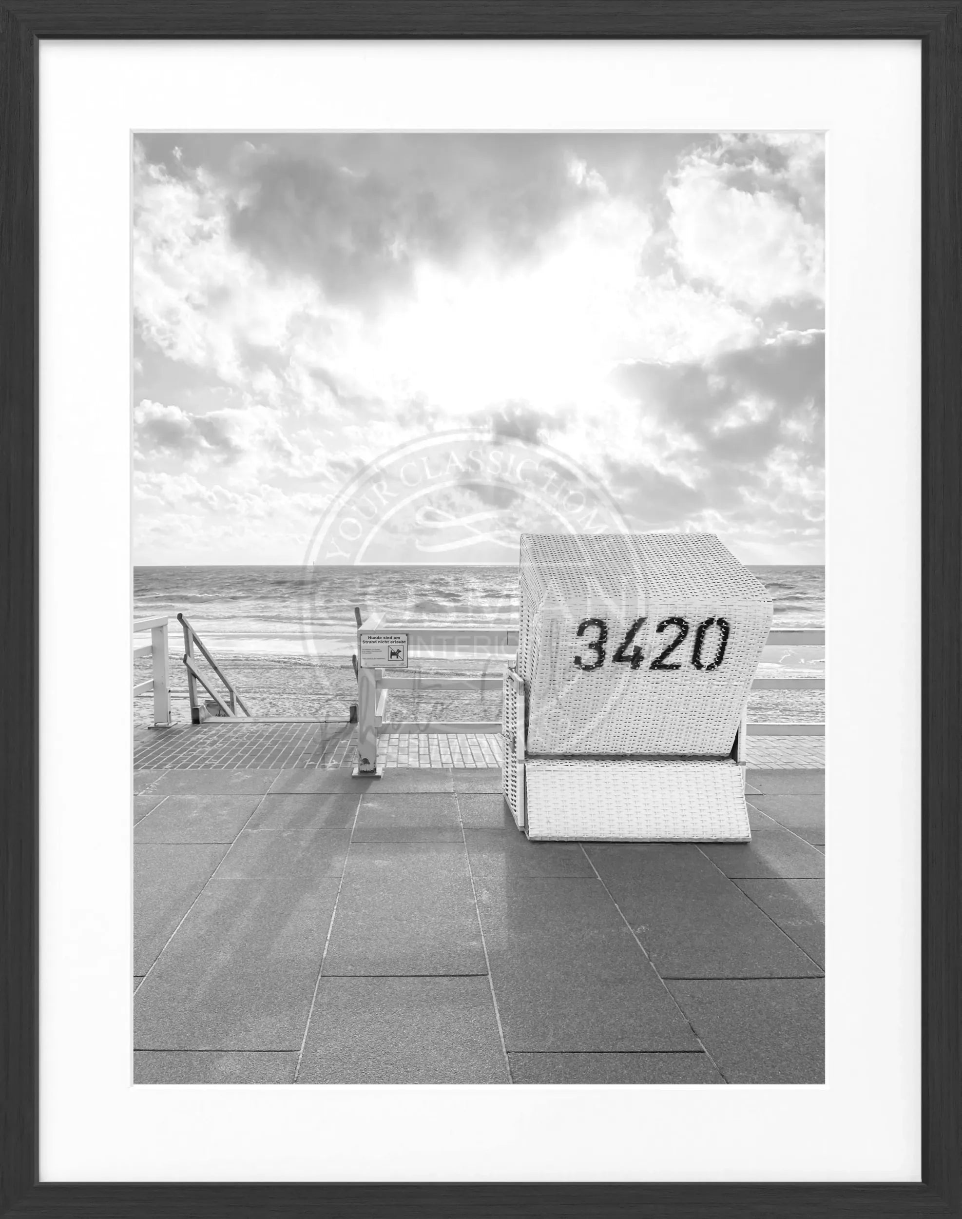 Schwarz-weiß Poster mit Rahmen von einem Strandkorb in Westerland, Sylt, im Stil der Cosman-Photocollection, Maße 25x31 cm.