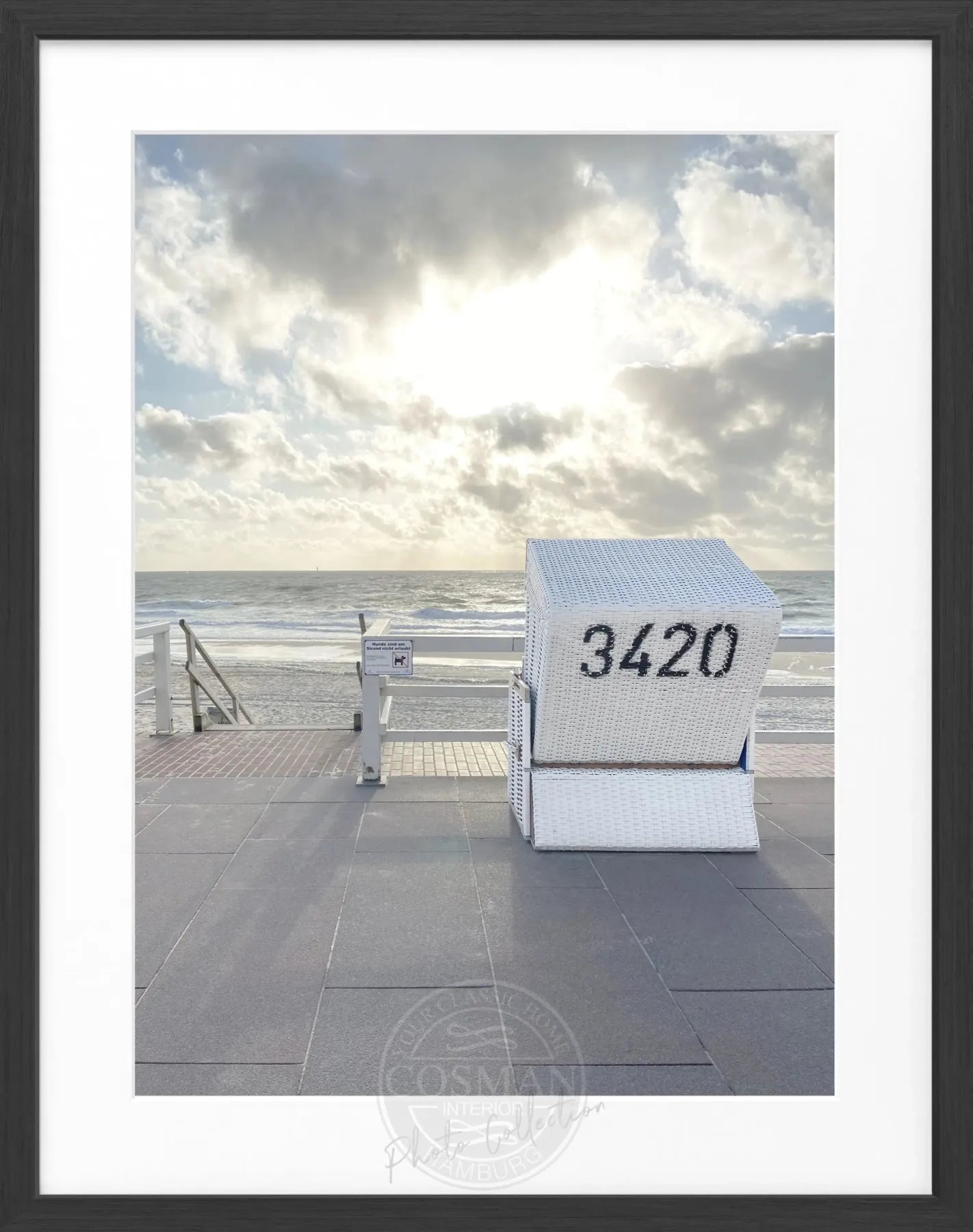 Schwarz-weiß Poster mit Rahmen, Strandkorb in Westerland Sylt, von Cosman-Photocollection, 25x31cm, stilvolle Wanddekoration