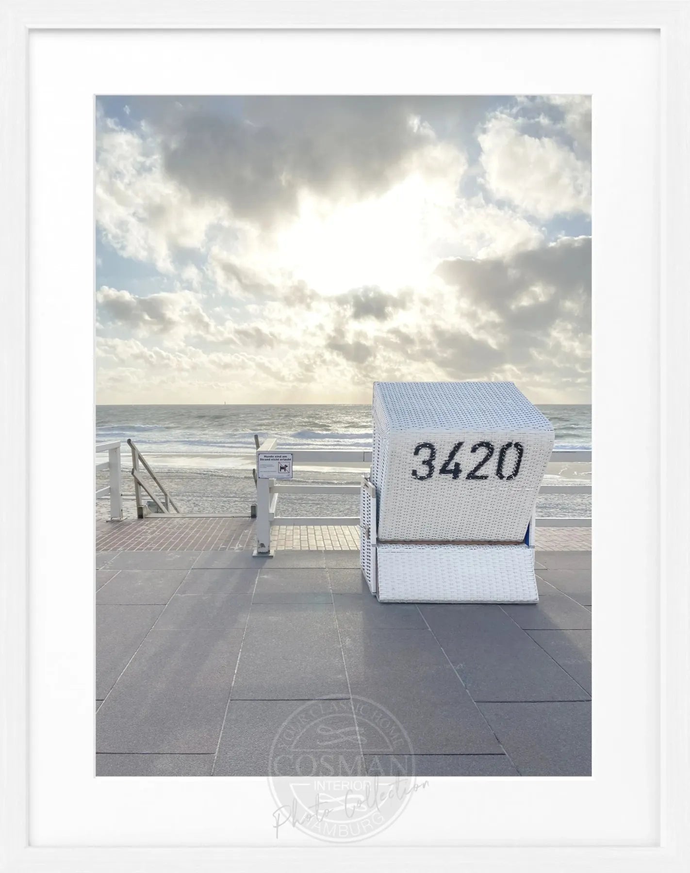 Schwarz-weiß Poster mit Rahmen, Strandkorb in Westerland Sylt, von Cosman-Photocollection, 25x31 cm, stilvolles Wandbild