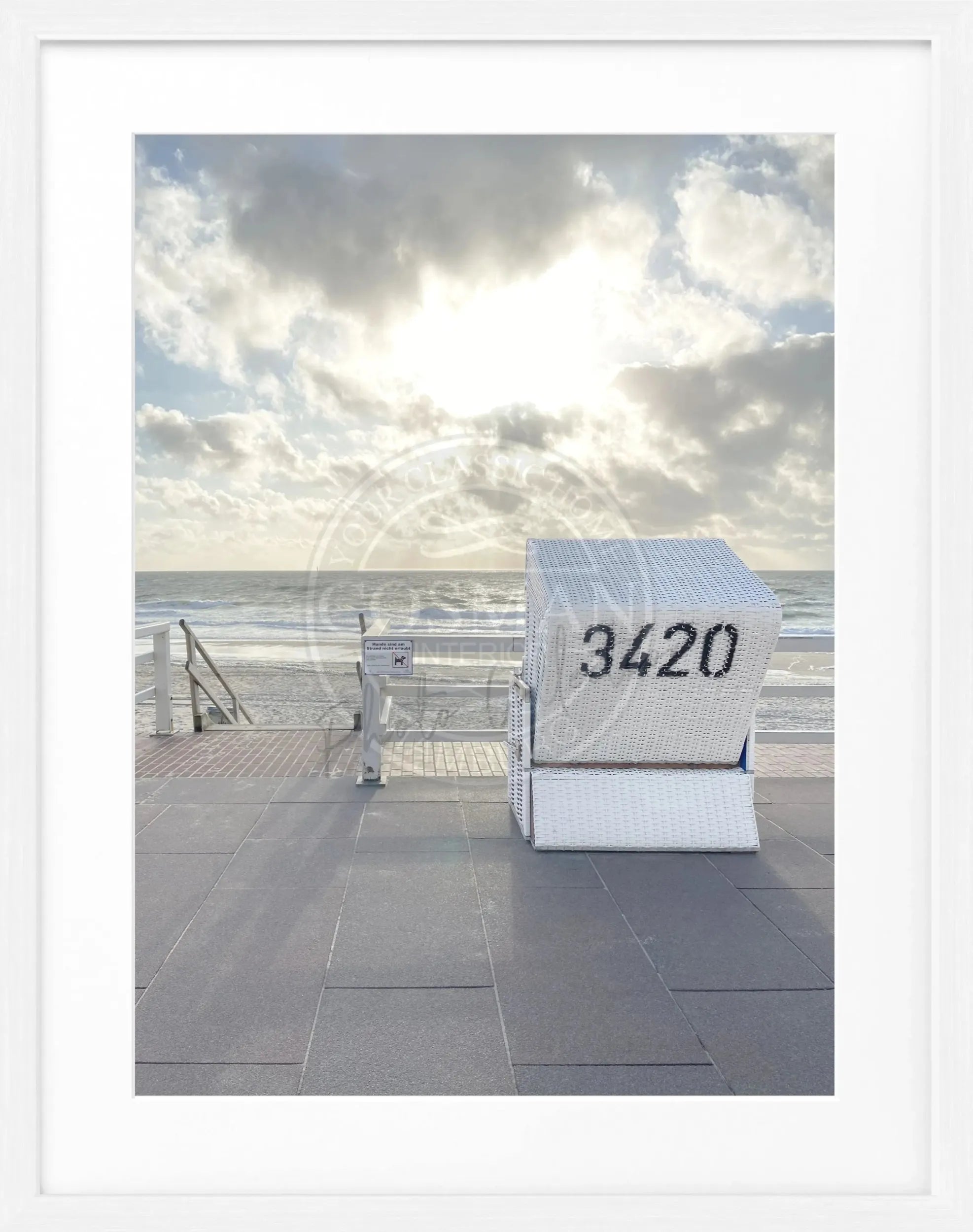 Schwarz-weiß Poster mit Rahmen, Strandkorb in Westerland Sylt, von Cosman-Photocollection, 25x31 cm, stilvolles Wandbild