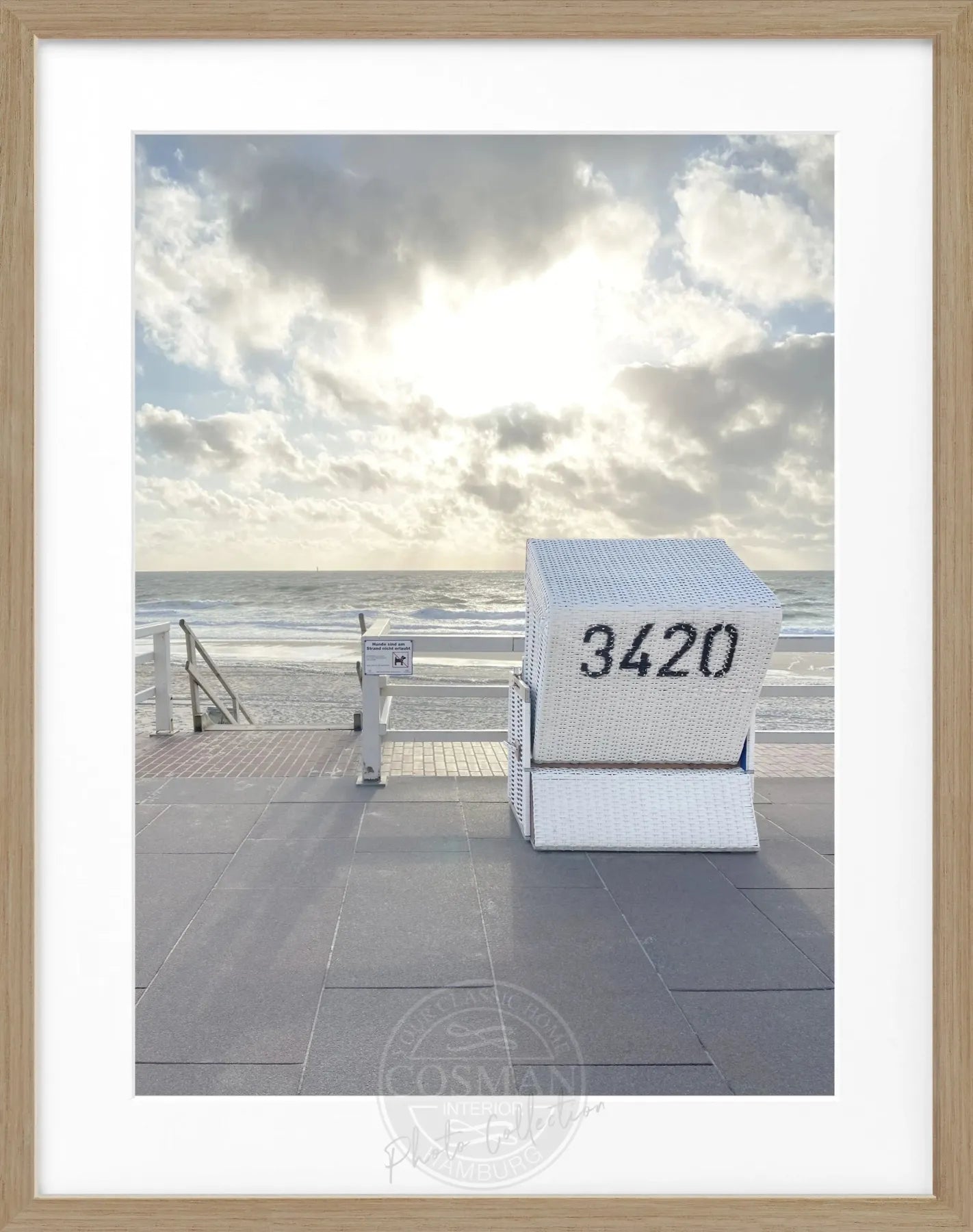 Schwarz-weiß Poster mit Rahmen, zeigt einen Strandkorb in Westerland, Sylt, von Cosman-Photocollection, 25x31 cm.