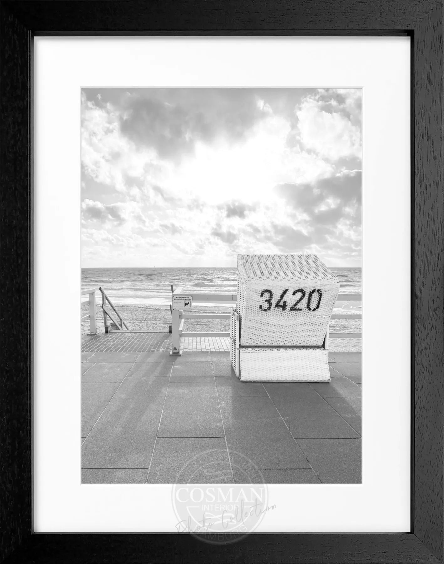 Schwarz-weiß Poster mit Rahmen, zeigt einen Strandkorb in Westerland auf Sylt, von Cosman-Photocollection, 25x31 cm.