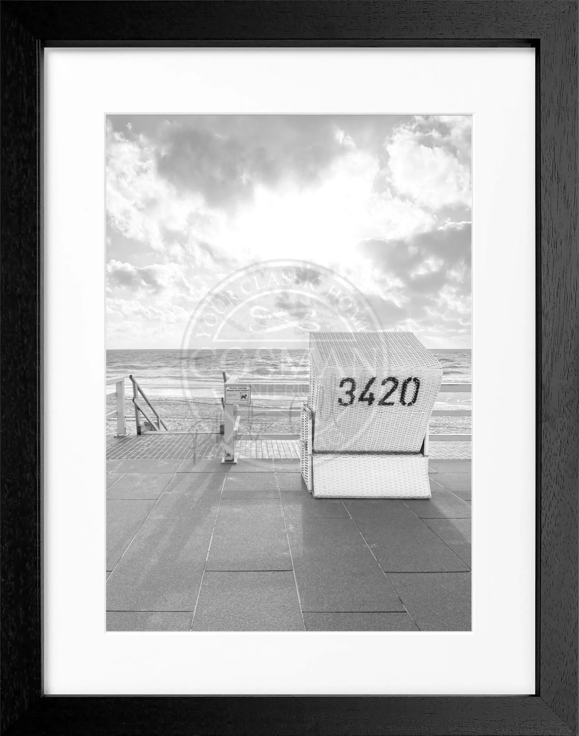 Schwarz-weiß Poster mit Rahmen, zeigt einen Strandkorb in Westerland auf Sylt, von Cosman-Photocollection, 25x31 cm.